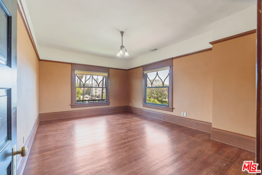 Los Angeles, California, 90006, United States, 6 Bedrooms Bedrooms, ,5 BathroomsBathrooms,Residential,For Sale,1883118