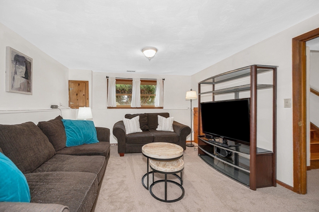 Billerica, Massachusetts, 01821, United States, 5 Bedrooms Bedrooms, ,4 BathroomsBathrooms,Residential,For Sale,2039558