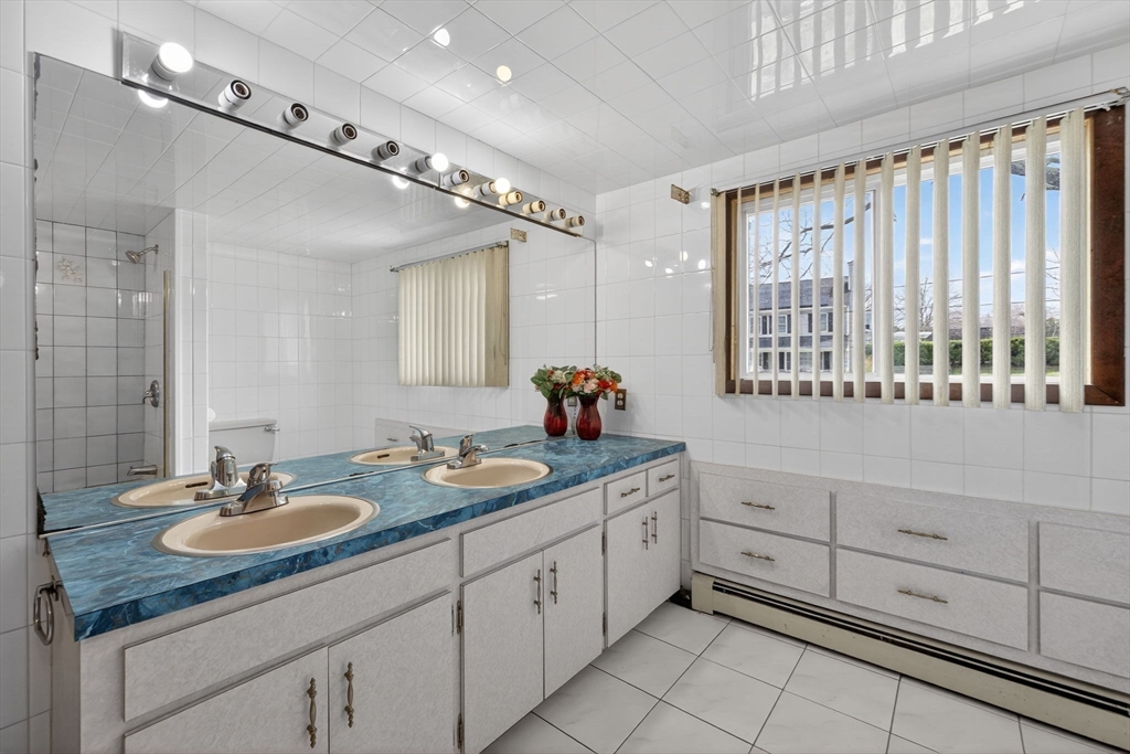 Framingham, Massachusetts, 01702, United States, 5 Bedrooms Bedrooms, ,5 BathroomsBathrooms,Residential,For Sale,2035320