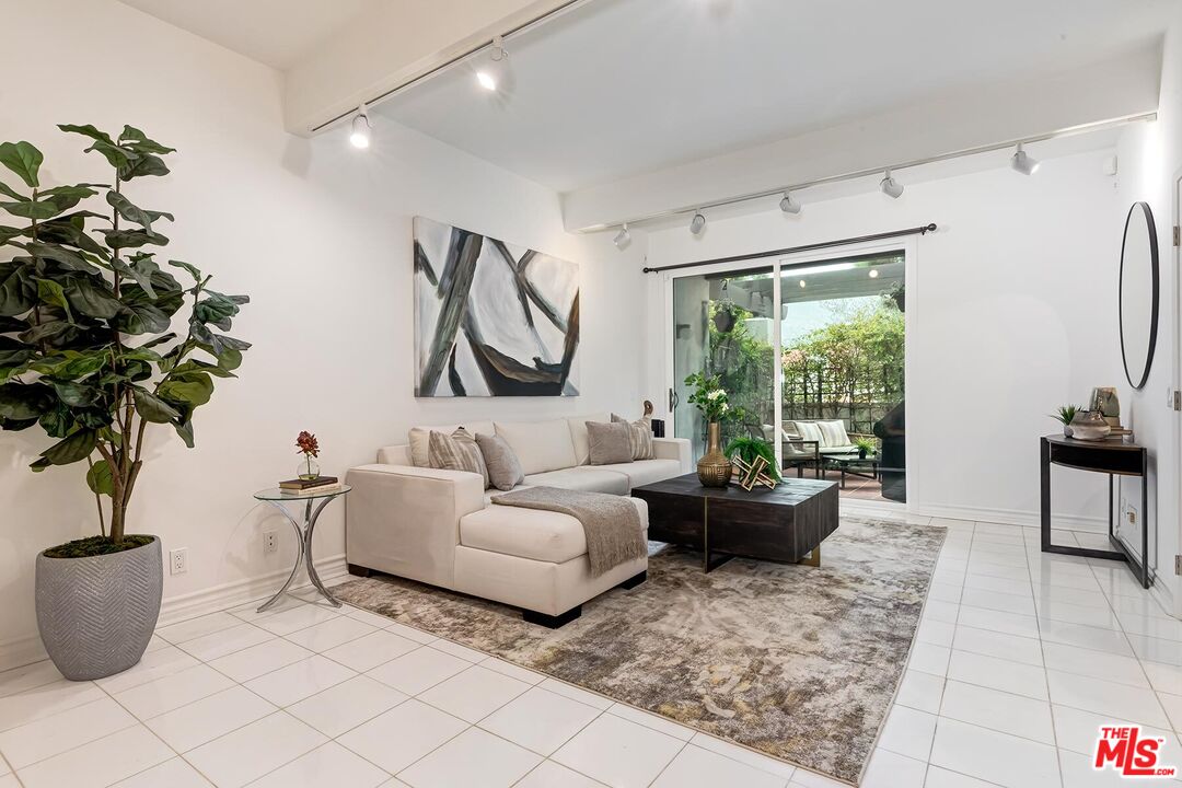 Pacific Palisades, California, 90272, United States, 3 Bedrooms Bedrooms, ,4 BathroomsBathrooms,Residential,For Sale,1993349