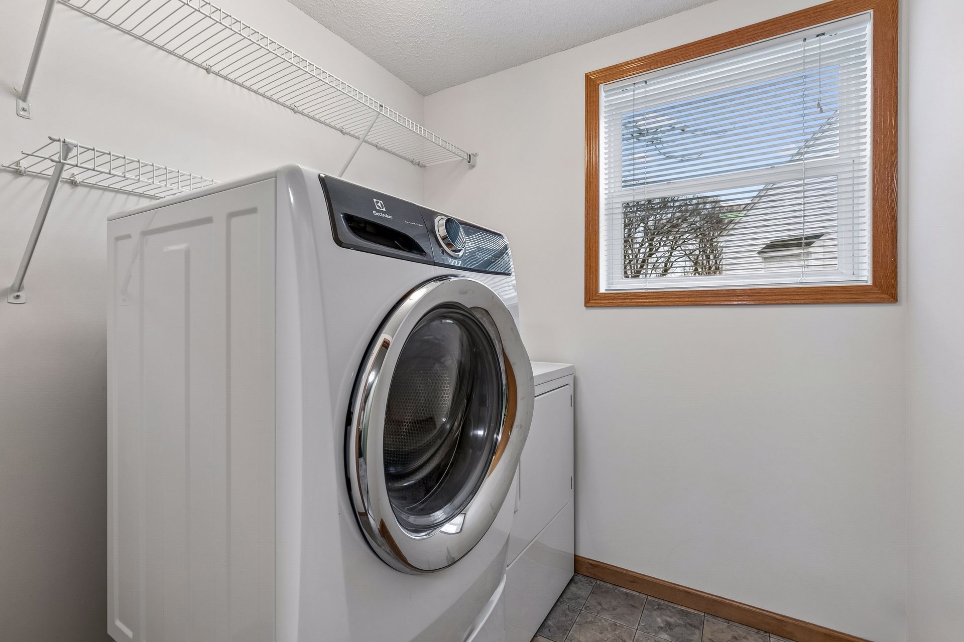  Cul-de-Sac Living with Over an Acre of Land - 物件實景