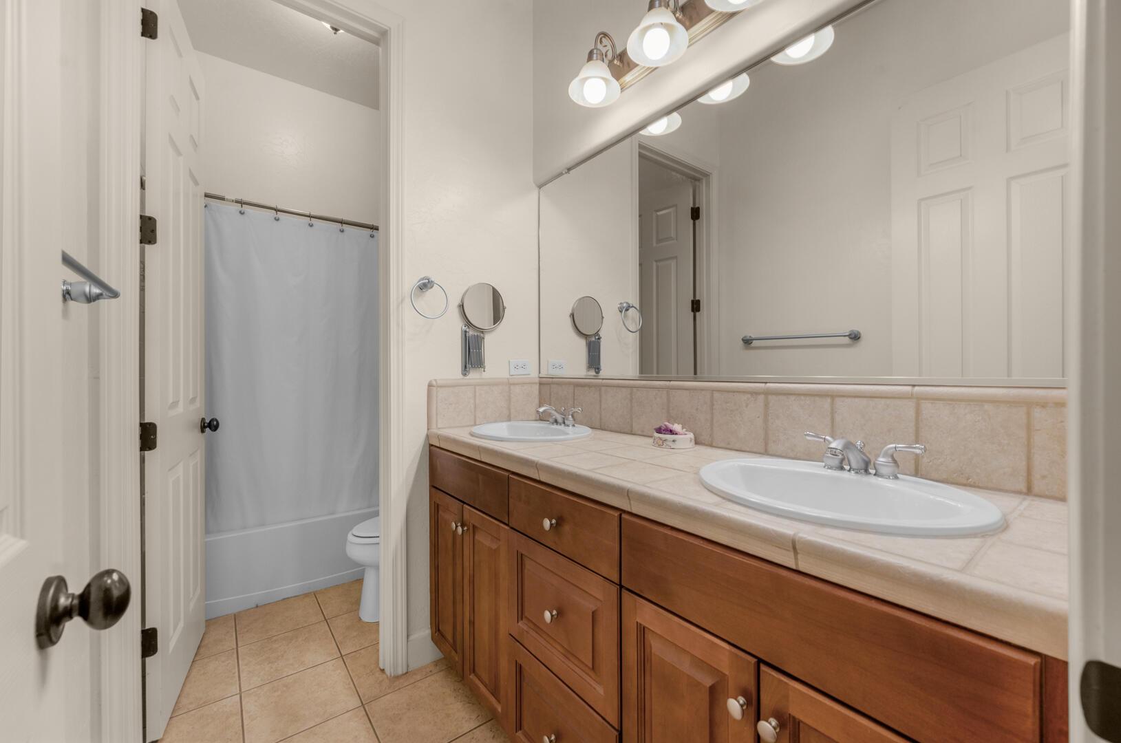 Visalia, California, 93291, United States, 4 Bedrooms Bedrooms, ,3 BathroomsBathrooms,Residential,For Sale,2009986