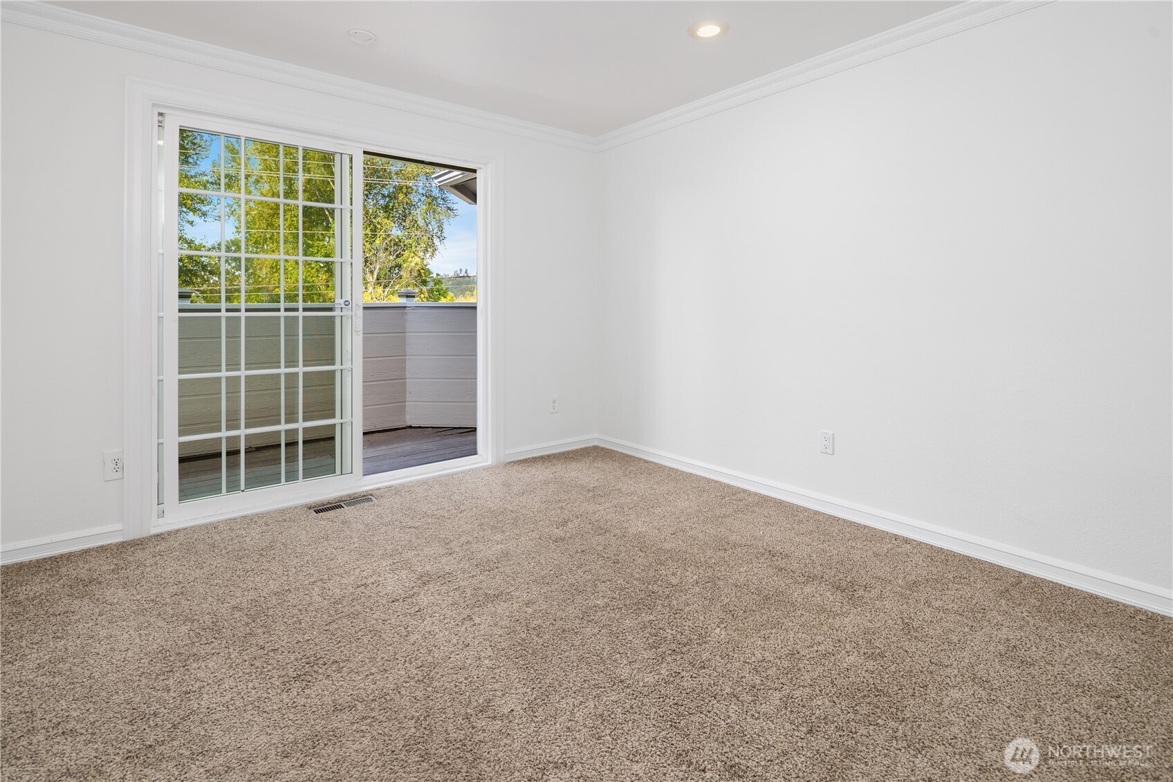 Kirkland, Washington, 98033, United States, 4 Bedrooms Bedrooms, ,2 BathroomsBathrooms,Residential,For Sale,1938855