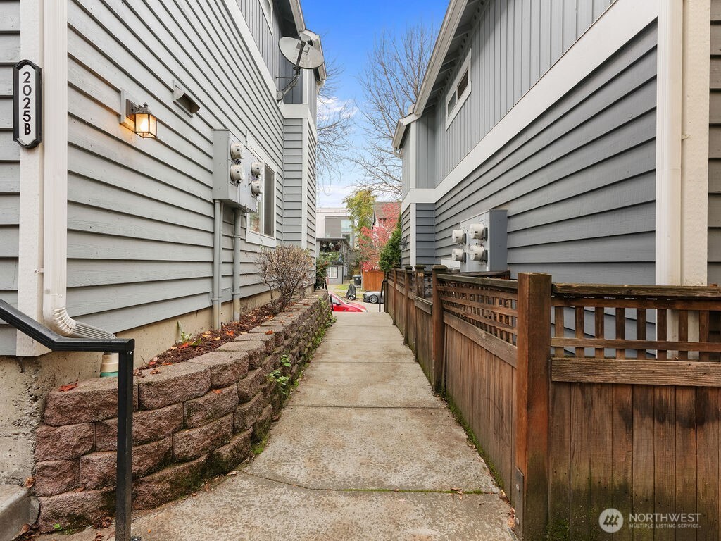 Seattle, Washington, 98144, United States, 2 Bedrooms Bedrooms, ,2 BathroomsBathrooms,Residential,For Sale,1987388