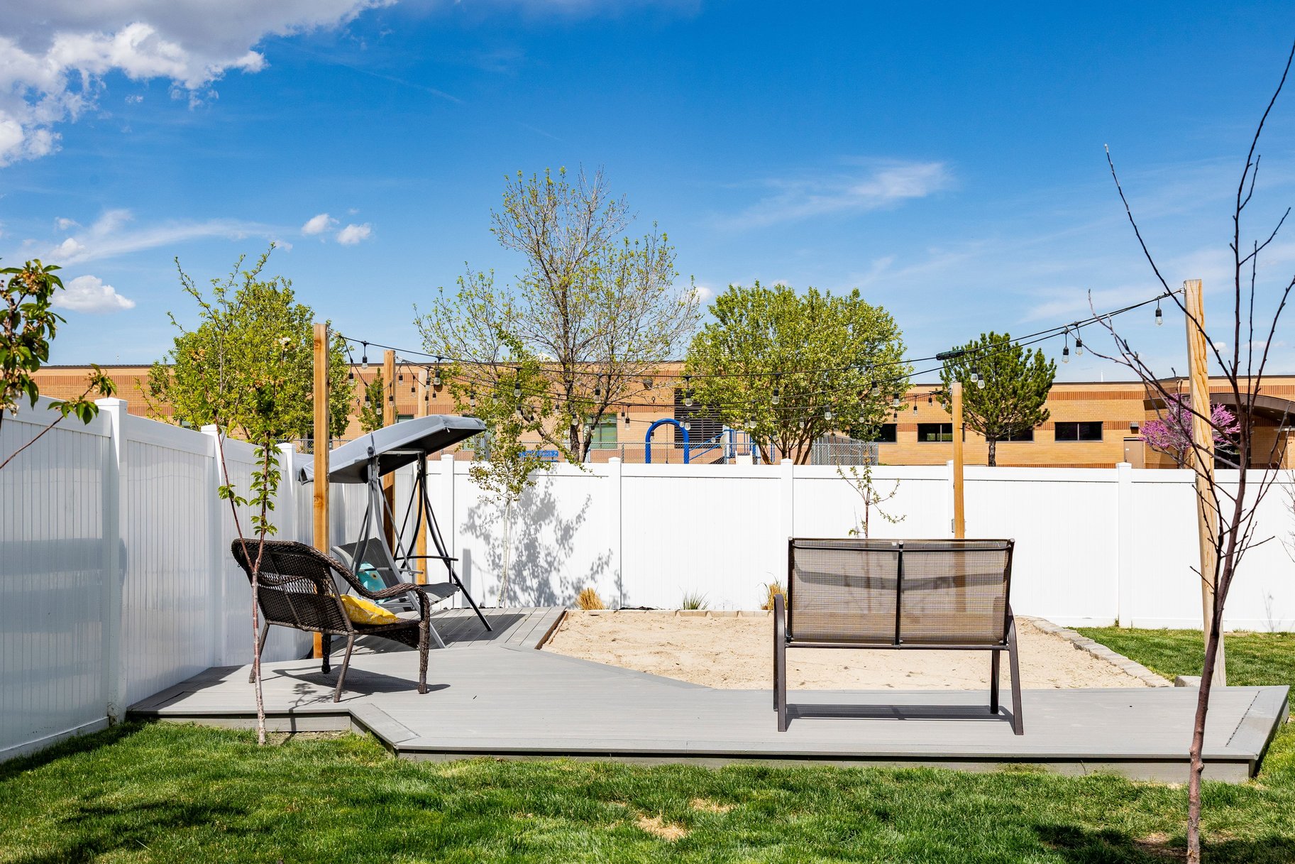  Spacious rambler with ADU. Open design and backyard made for living. - 物件實景