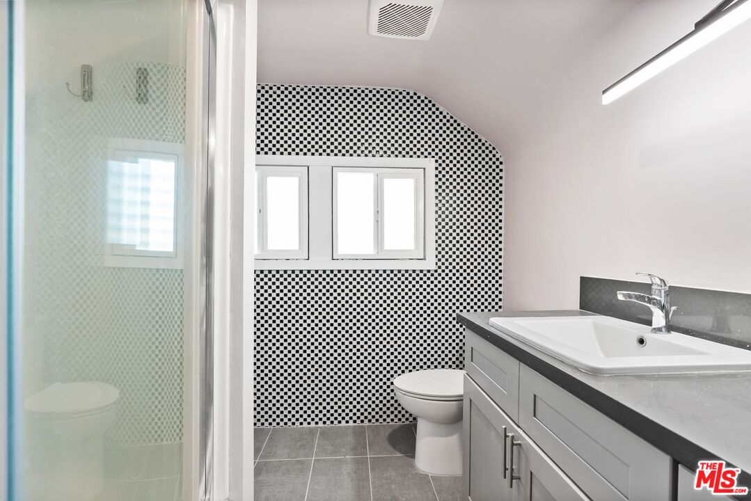 Los Angeles, California, 90006, United States, 7 Bedrooms Bedrooms, ,6 BathroomsBathrooms,Residential,For Sale,1848318
