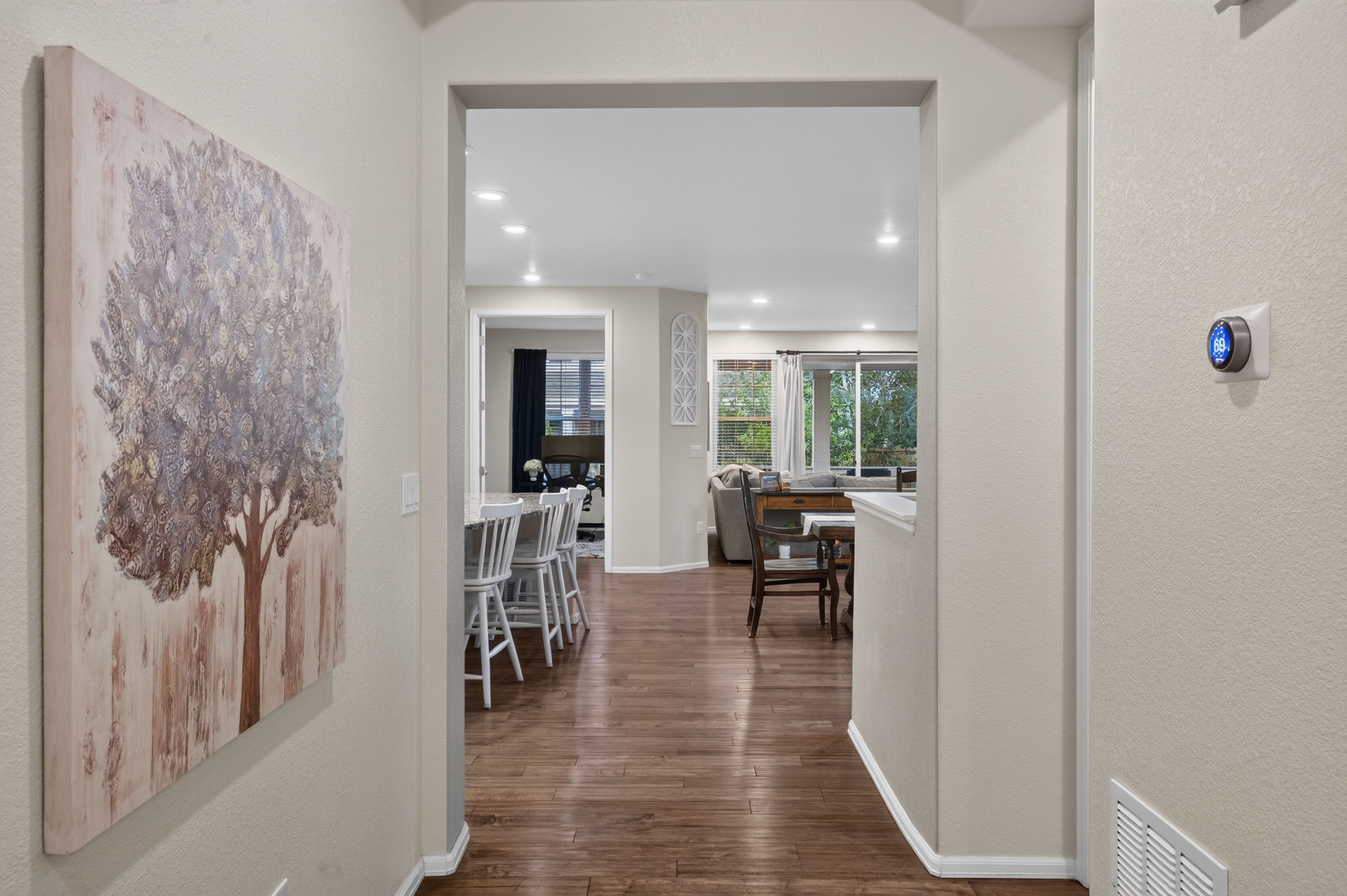  Sought-After Main Level Living - 物件實景