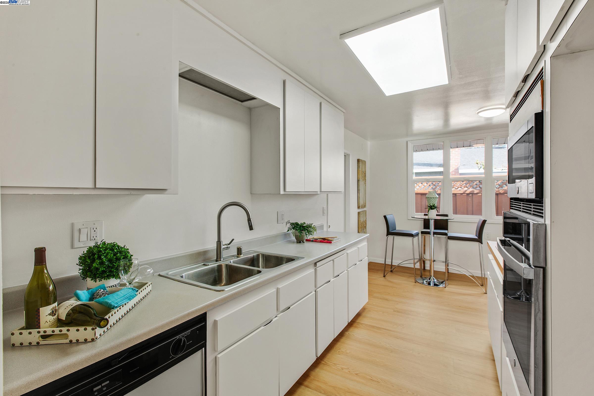 Hayward, California, 94544, United States, 6 Bedrooms Bedrooms, ,2 BathroomsBathrooms,Residential,For Sale,1868213