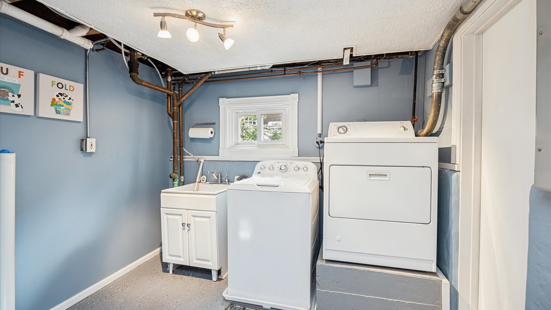 La Grange, Illinois, 60525, United States, 3 Bedrooms Bedrooms, ,3 BathroomsBathrooms,Residential,For Sale,1991059