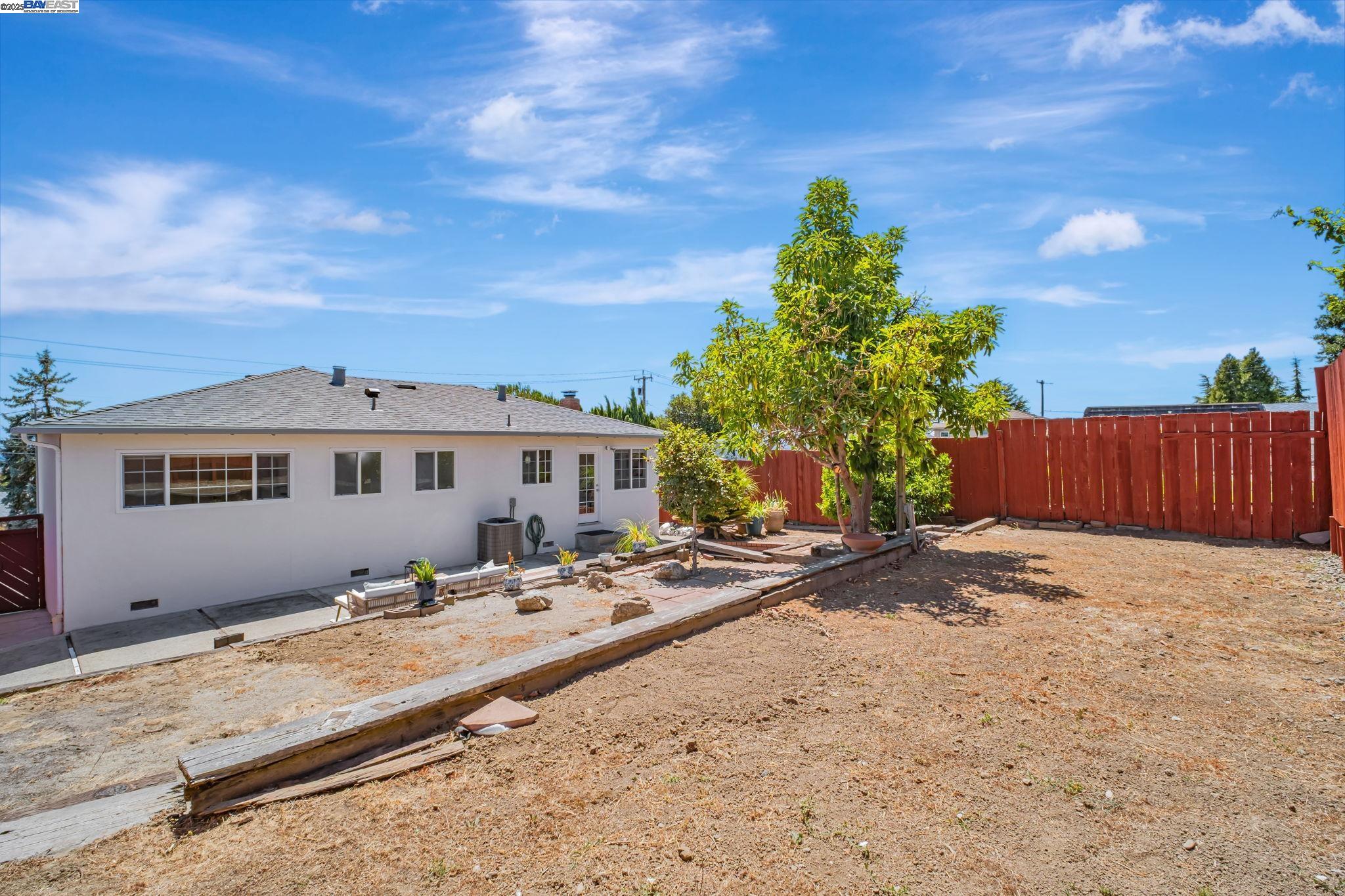 Castro Valley, California, 94546, United States, 3 Bedrooms Bedrooms, ,2 BathroomsBathrooms,Residential,For Sale,1901037