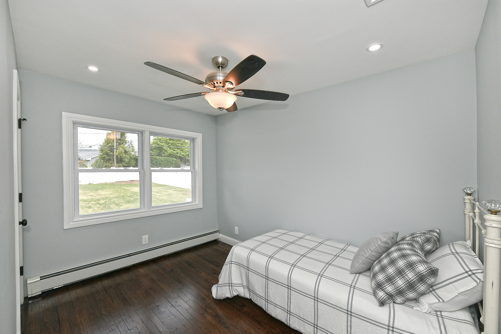 Farmingdale, New York, 11735, United States, 3 Bedrooms Bedrooms, ,2 BathroomsBathrooms,Residential,For Sale,1928376