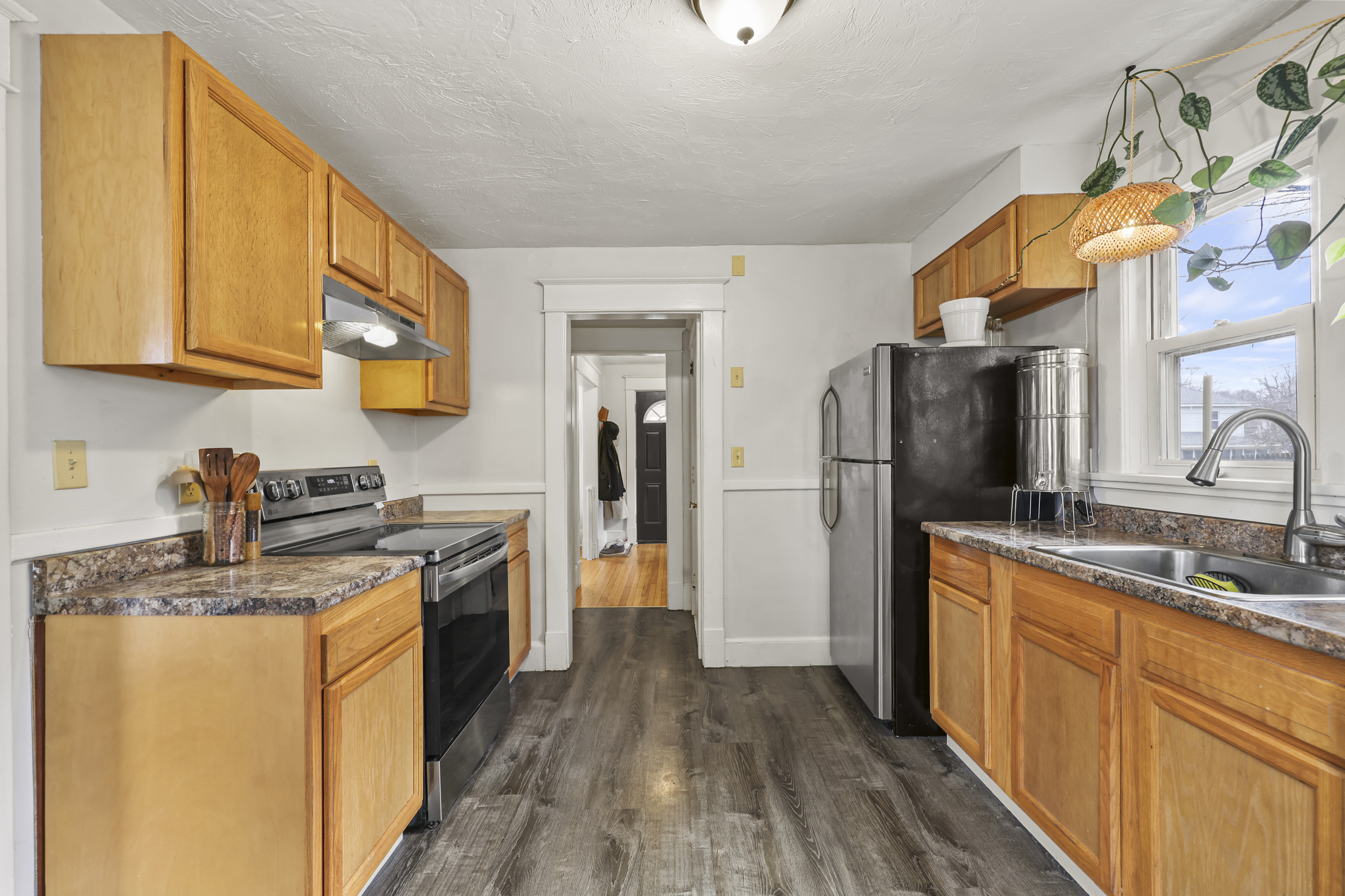  Sunlit, Well-Kept Home with Easy Flow and Quiet Setting - 物件實景