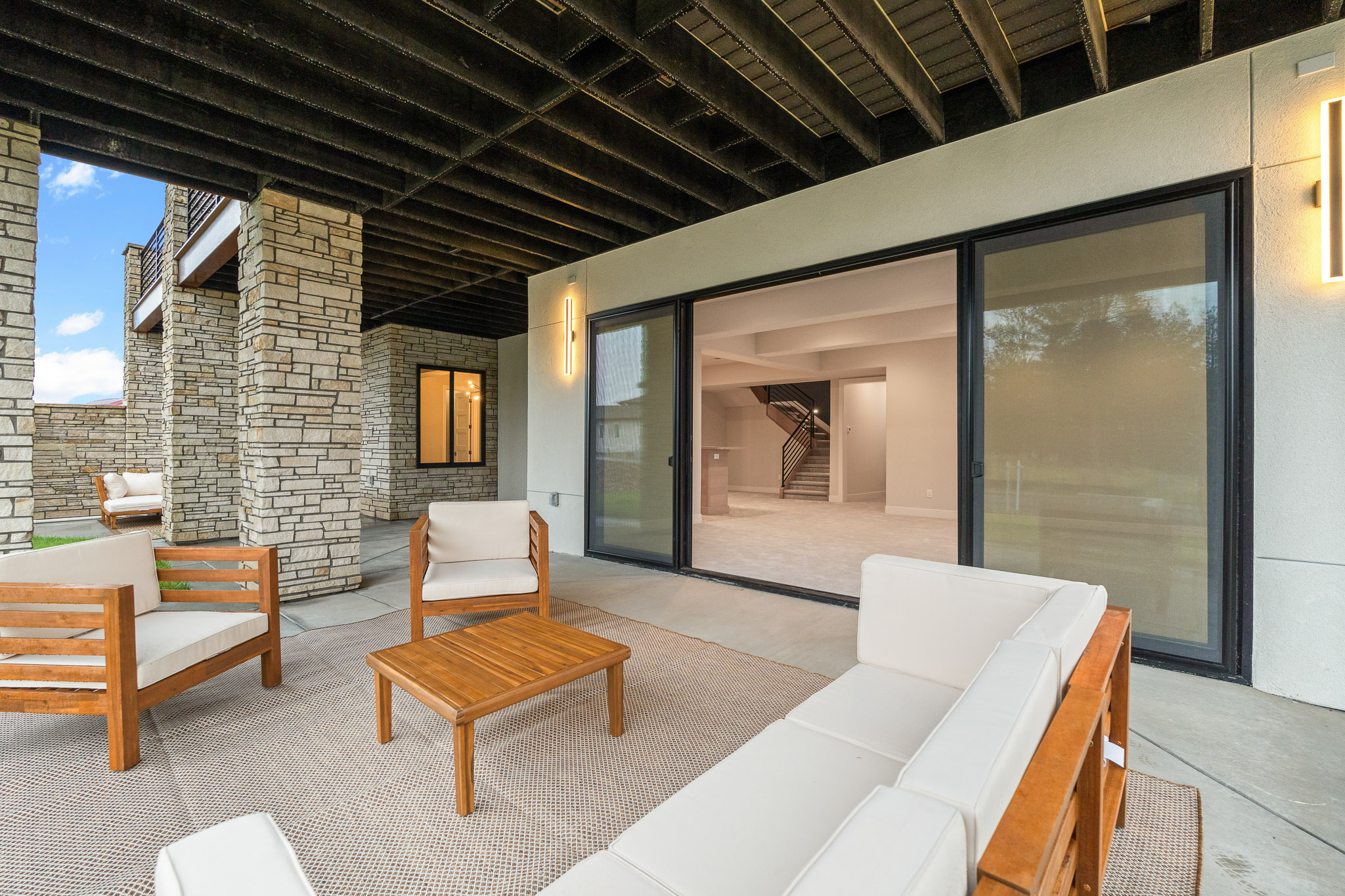  Designed to live beautifully from front to back - 物件實景