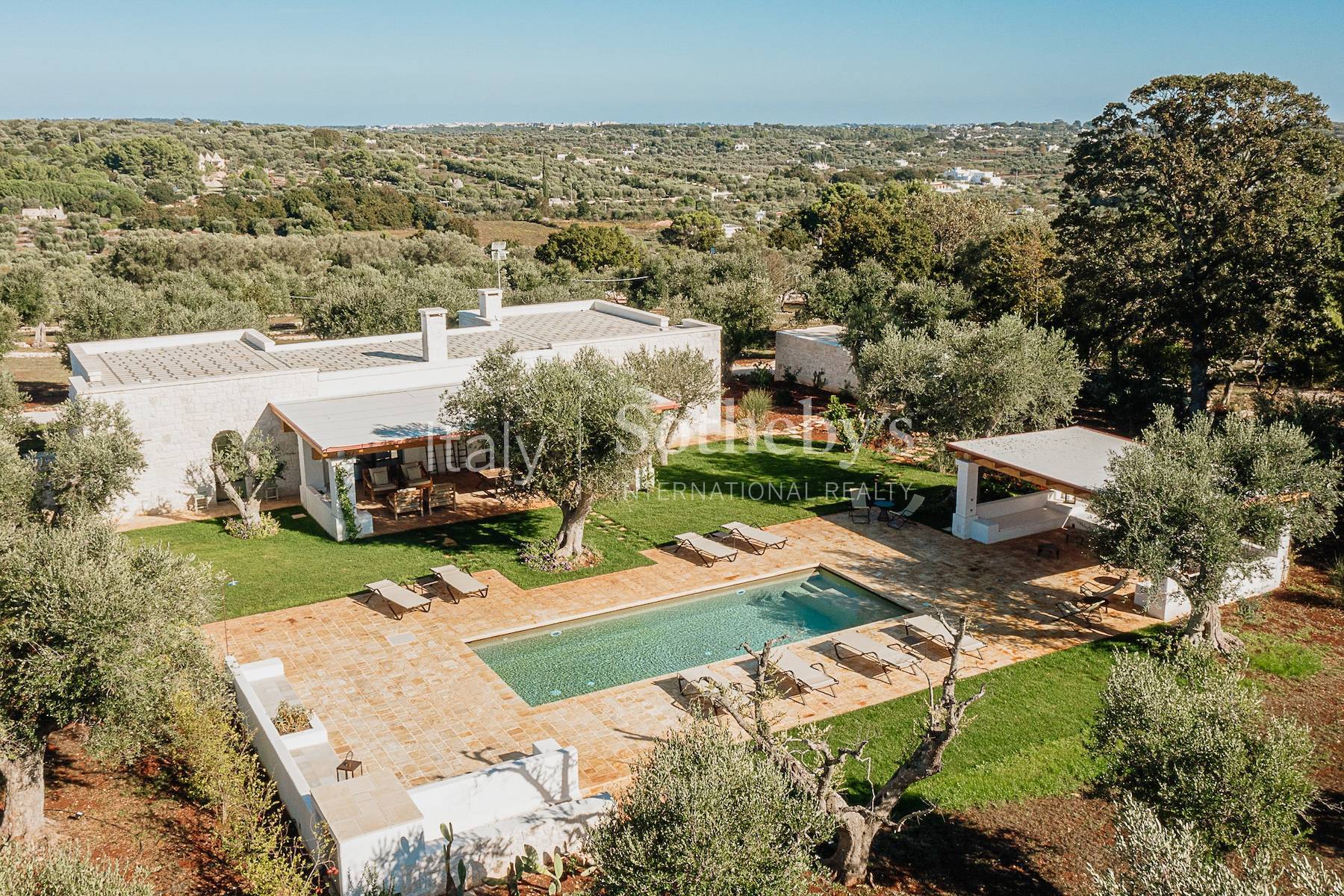  Exclusive estate among the olive trees in the Valle d