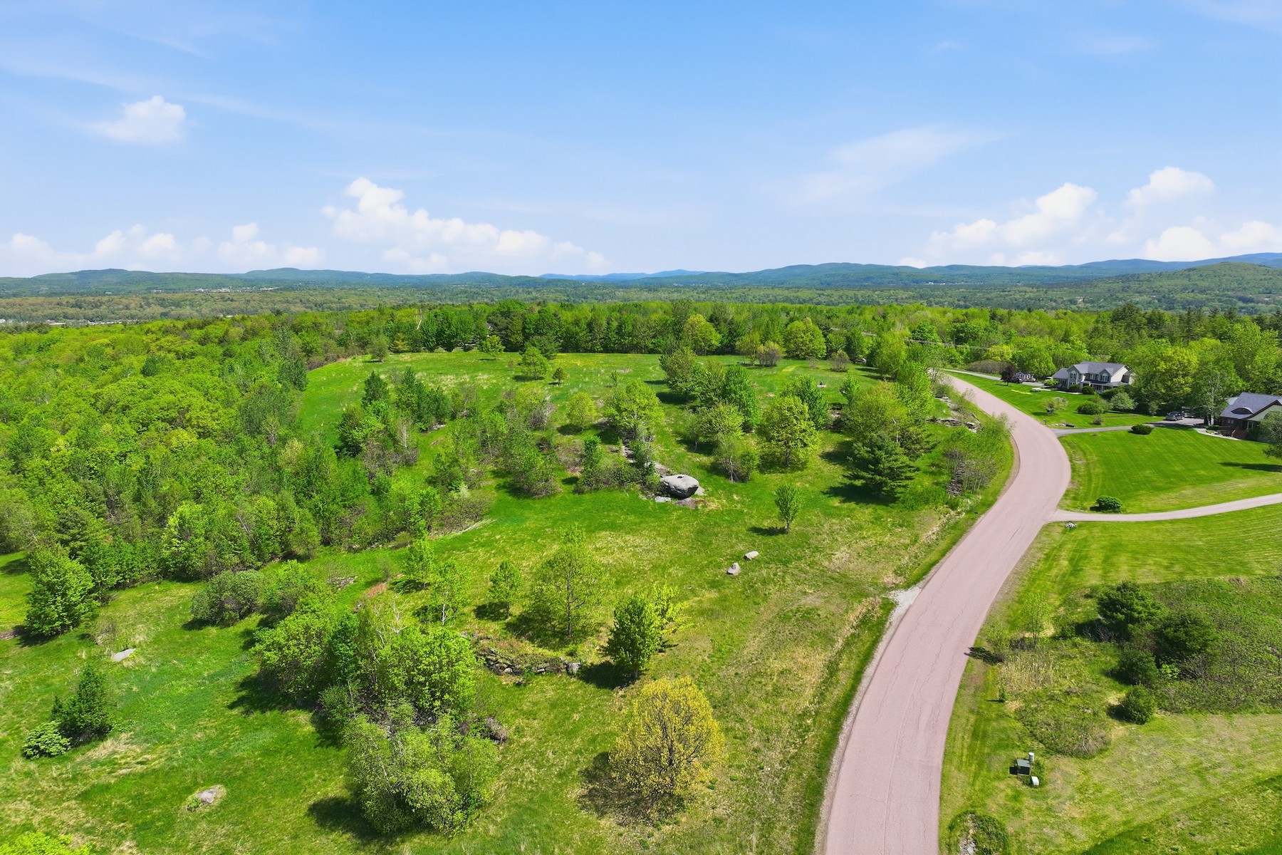  351 Ledgewood Drive - 物件實景