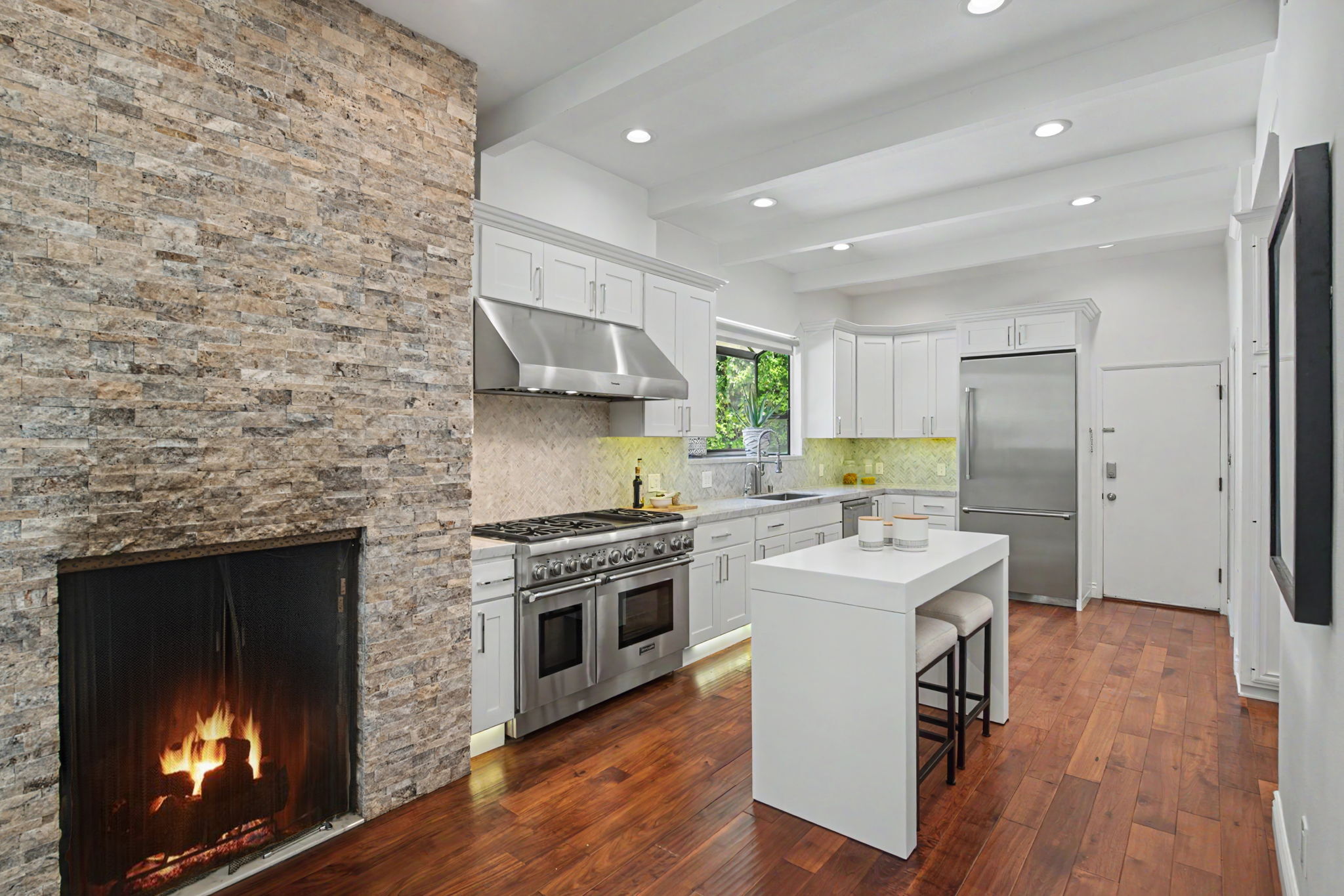  2411 Benedict Canyon Dr - 物件實景