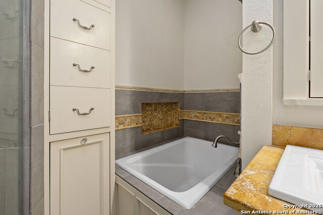 San Antonio, Texas, 78212, United States, 5 Bedrooms Bedrooms, ,4 BathroomsBathrooms,Residential,For Sale,1895451