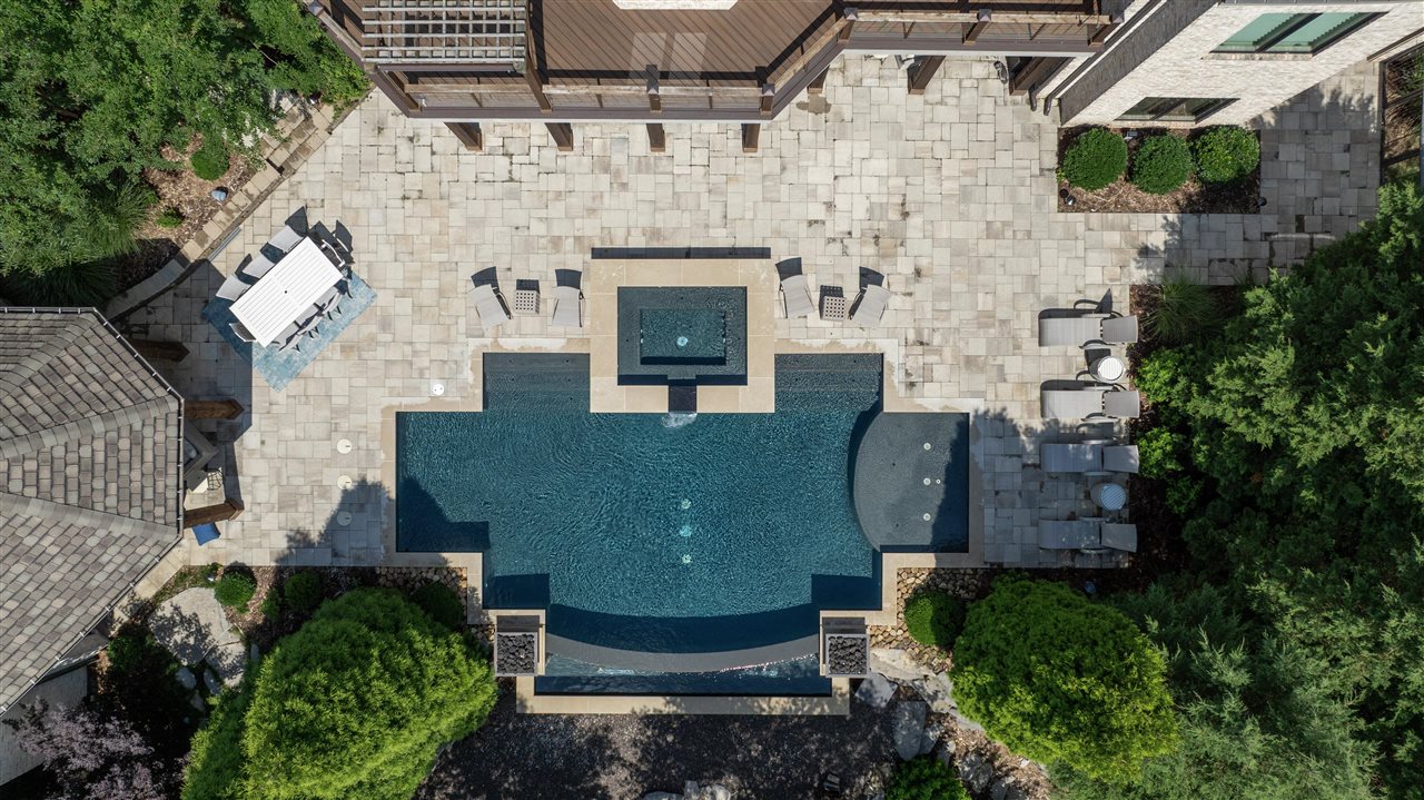 Bowling Green, Kentucky, 42103, United States, 5 Bedrooms Bedrooms, ,5 BathroomsBathrooms,Residential,For Sale,1986458