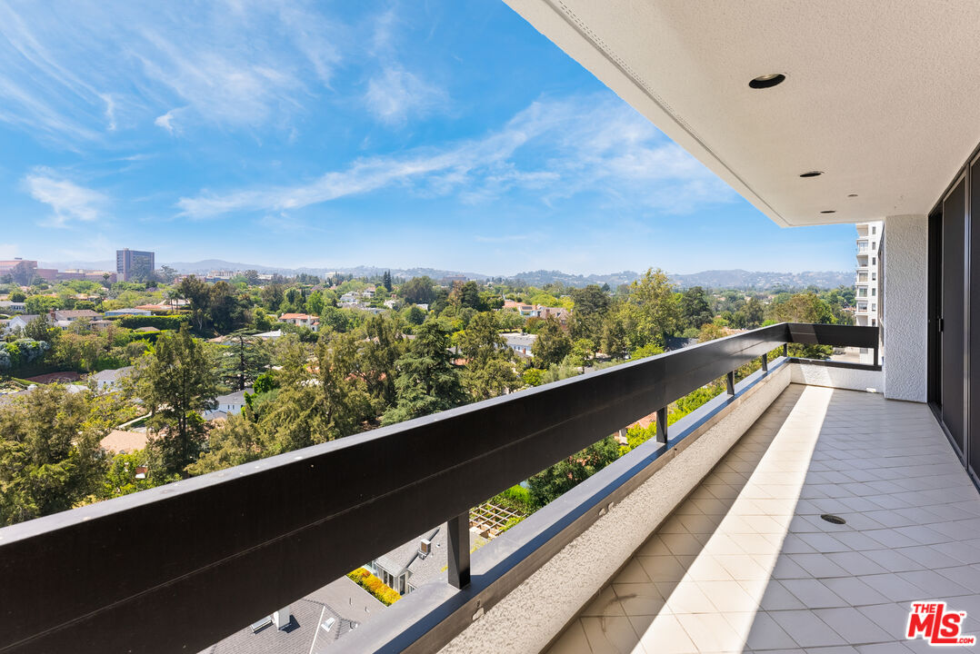 Los Angeles, California, 90024, United States, 2 Bedrooms Bedrooms, ,3 BathroomsBathrooms,Residential,For Sale,1883580