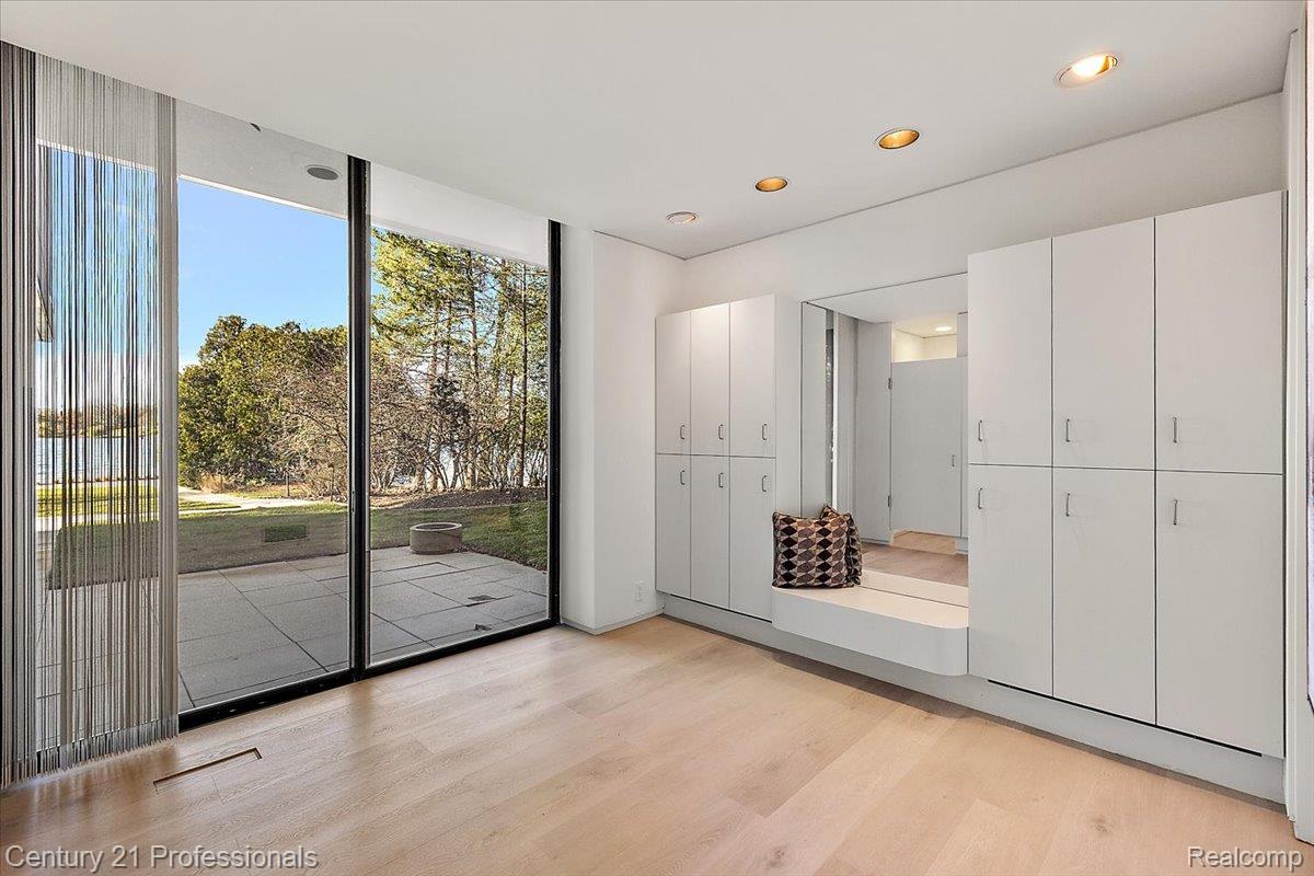 BloomfieldHills, Michigan, 48301, United States, 4 Bedrooms Bedrooms, ,5 BathroomsBathrooms,Residential,For Sale,1996516