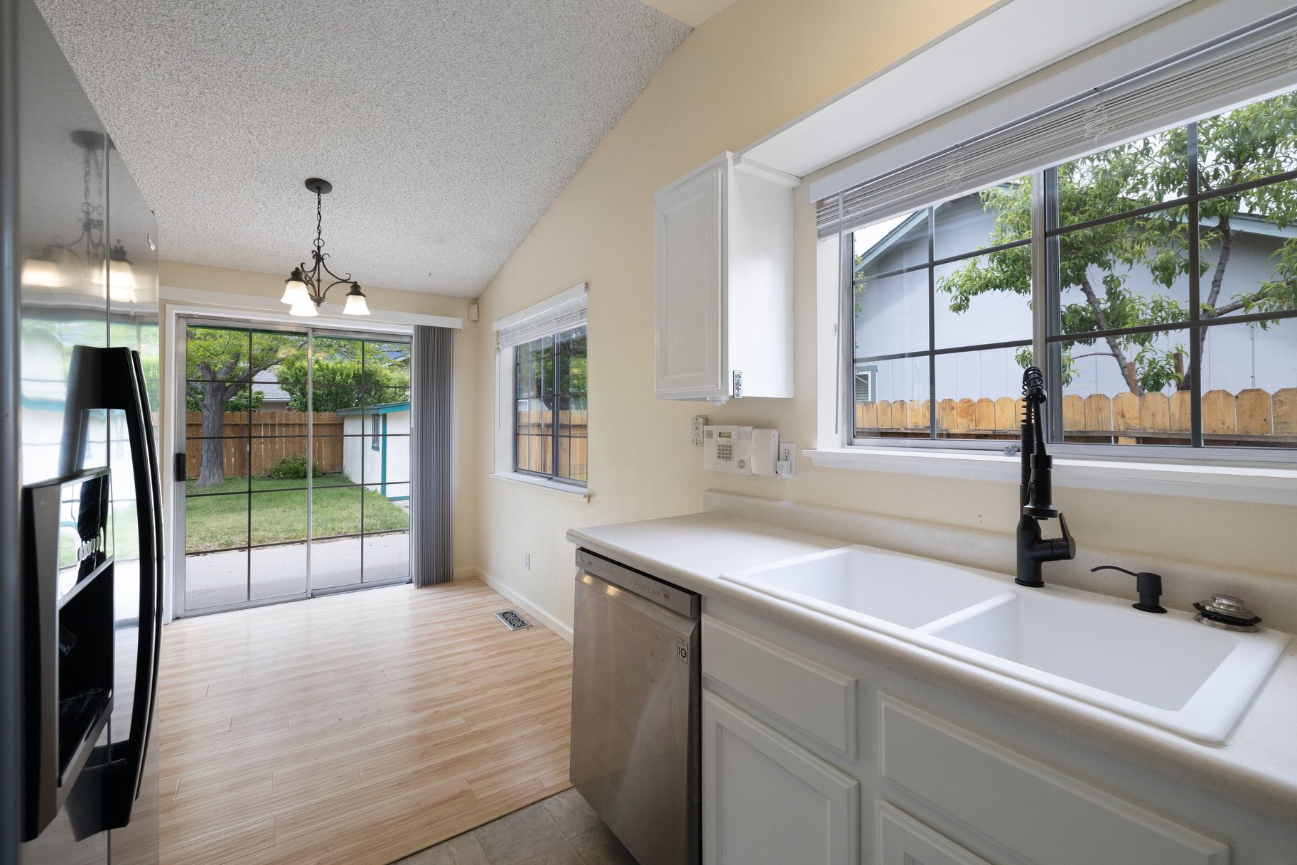  Move-in Ready. Great starter or investment home - 物件實景