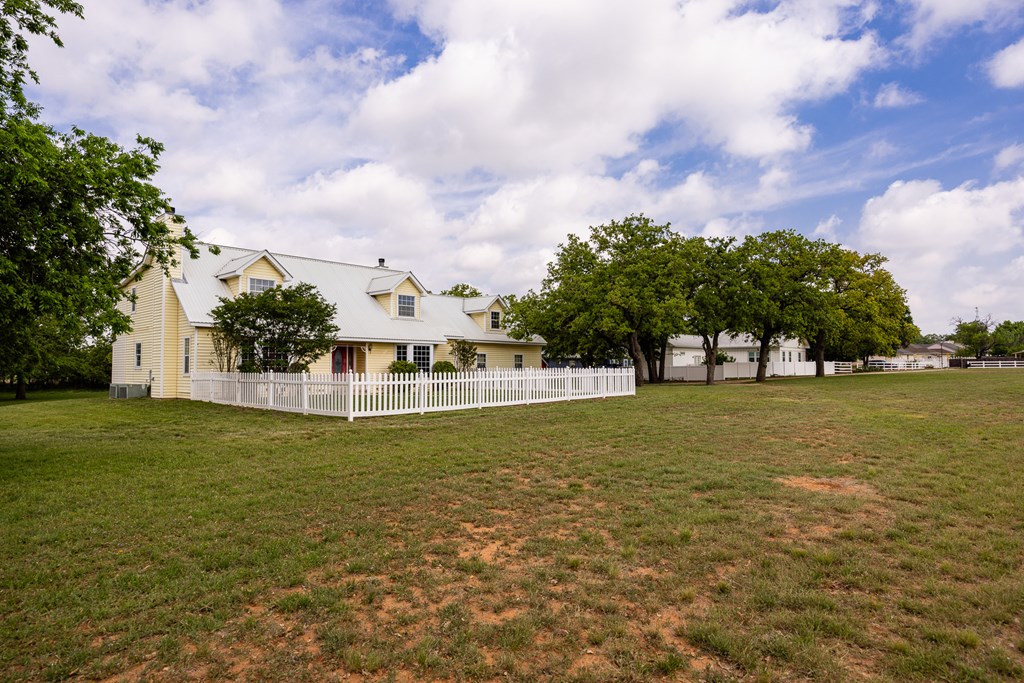 Fredericksburg, Texas, 78624, United States, 3 Bedrooms Bedrooms, ,2 BathroomsBathrooms,Residential,For Sale,1977273