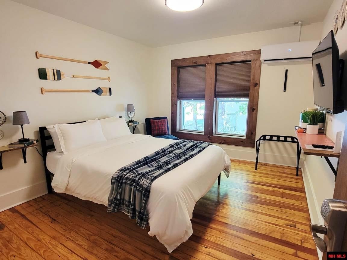 Cotter, Arkansas, 72626, United States, ,2 BathroomsBathrooms,Residential,For Sale,1924105