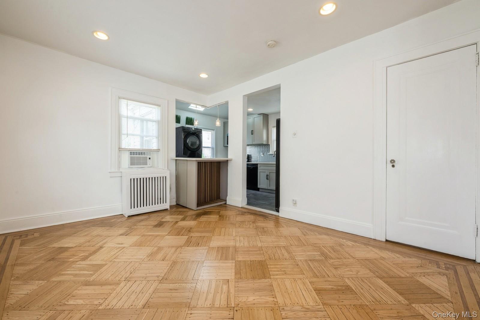Queens Village, New York, 11429, United States, 3 Bedrooms Bedrooms, ,2 BathroomsBathrooms,Residential,For Sale,1902128
