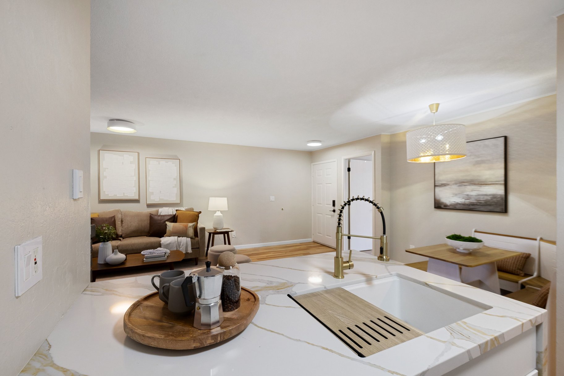  Freshly updated ground-level condo tucked into a parklike setting - 物件實景