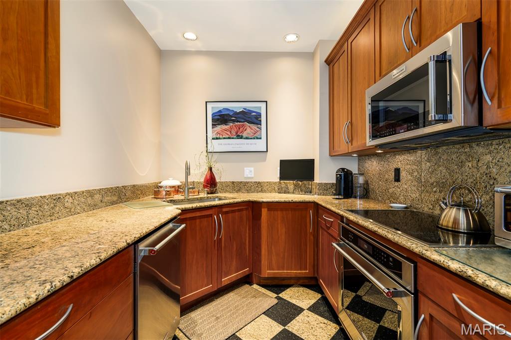 St Louis, Missouri, 63105, United States, 2 Bedrooms Bedrooms, ,2 BathroomsBathrooms,Residential,For Sale,1828450
