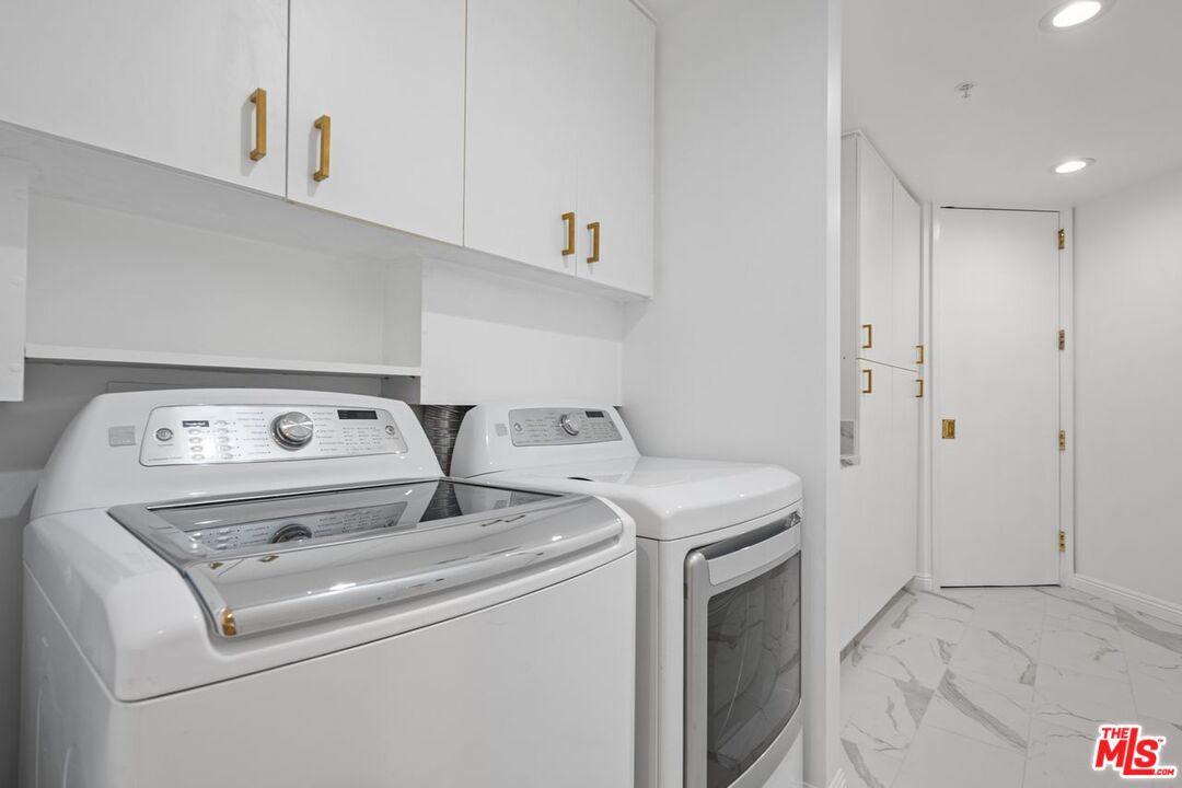 Los Angeles, California, 90024, United States, 3 Bedrooms Bedrooms, ,3 BathroomsBathrooms,Residential,For Sale,1949652