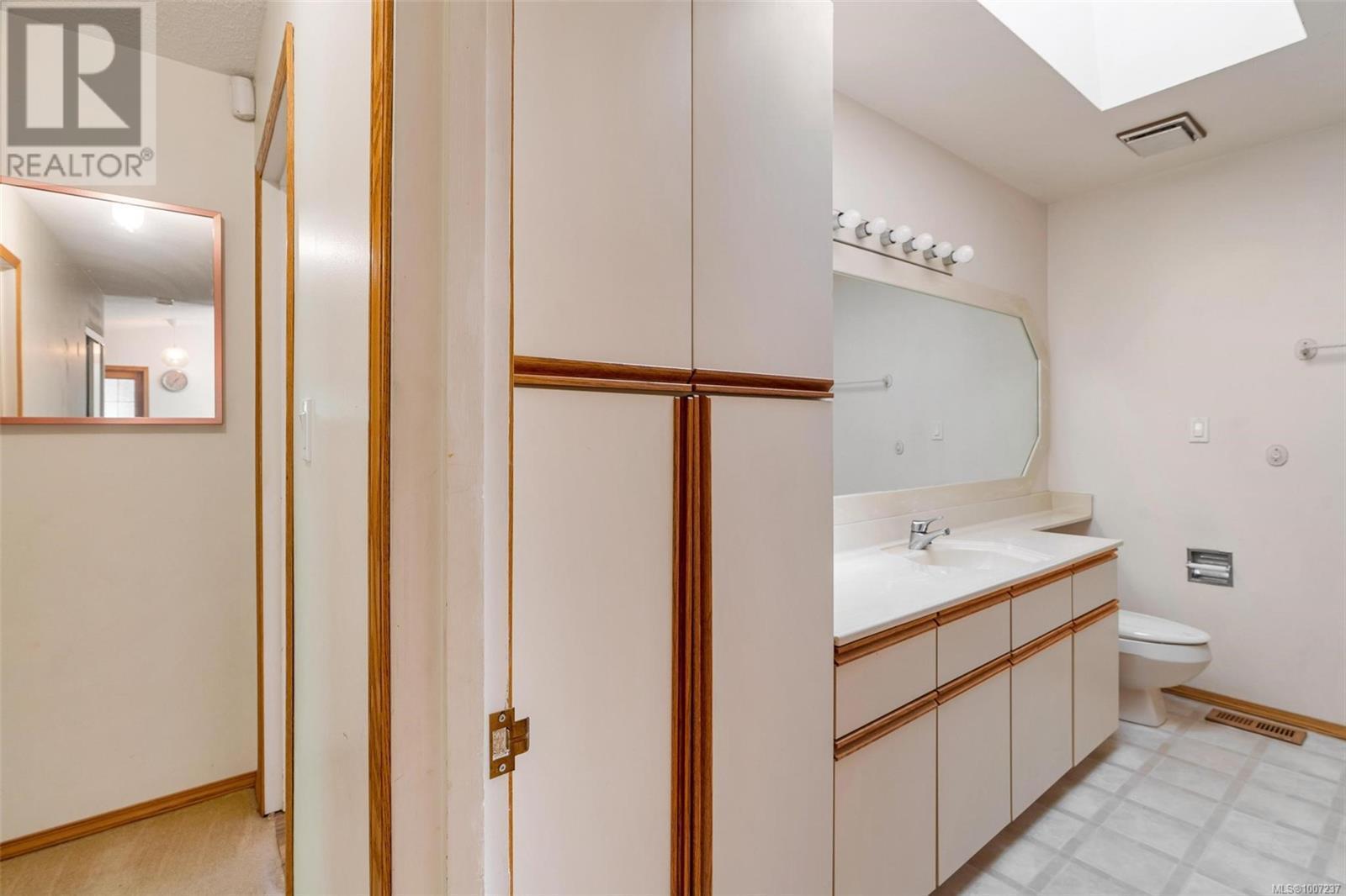 SAANICH, British Columbia, V8Y 1A9, CA, 4 Bedrooms Bedrooms, ,3 BathroomsBathrooms,Residential,For Sale,1901029