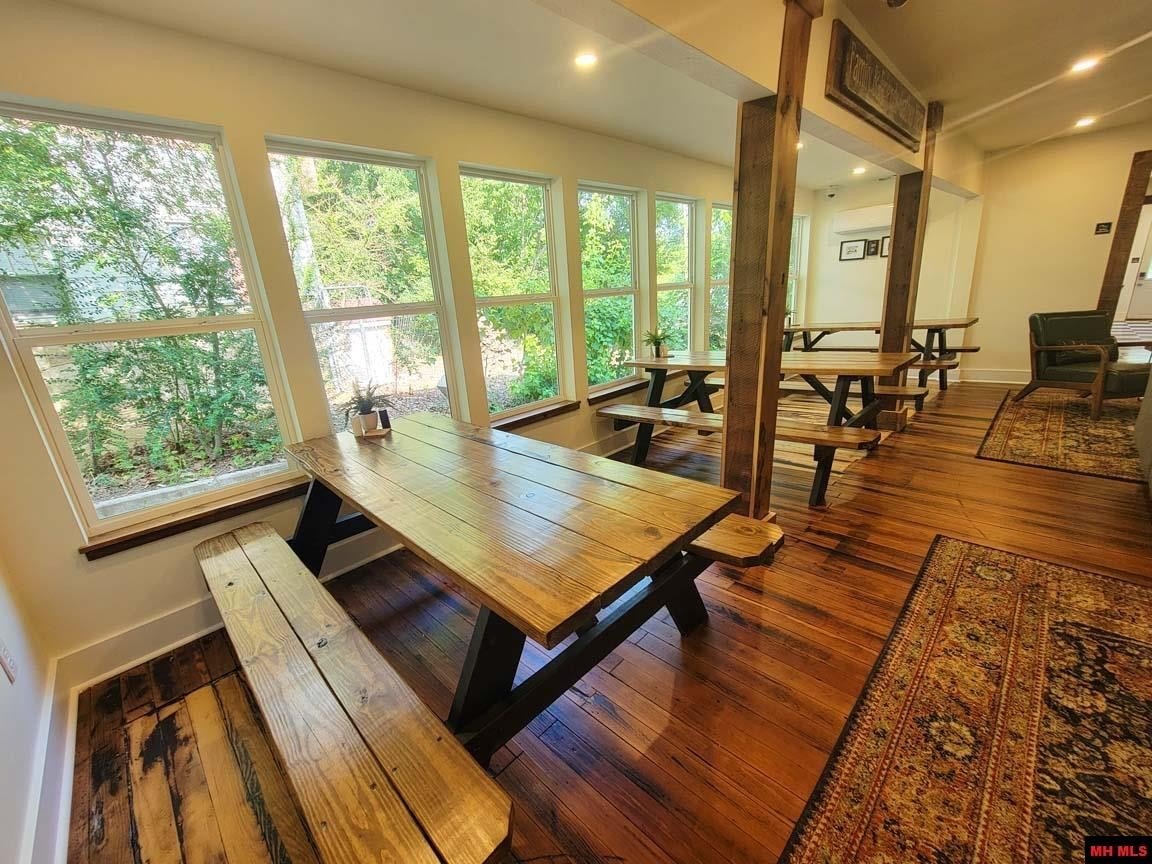 Cotter, Arkansas, 72626, United States, ,2 BathroomsBathrooms,Residential,For Sale,1924105