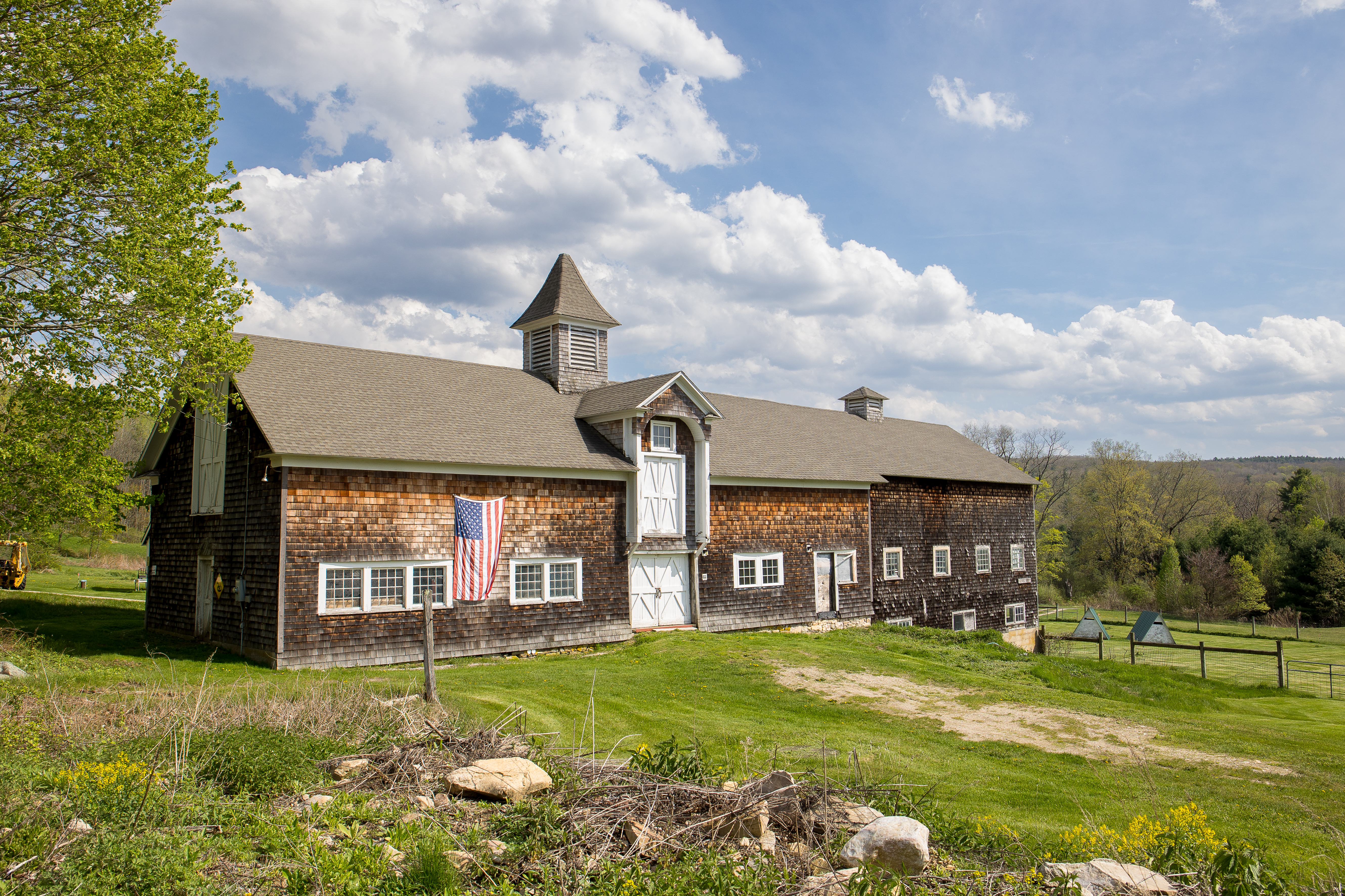  A Tranquil Berkshire Legacy: 22 Scenic Acres and a Landmark 3-Story Barn, Brookm - 物件實景