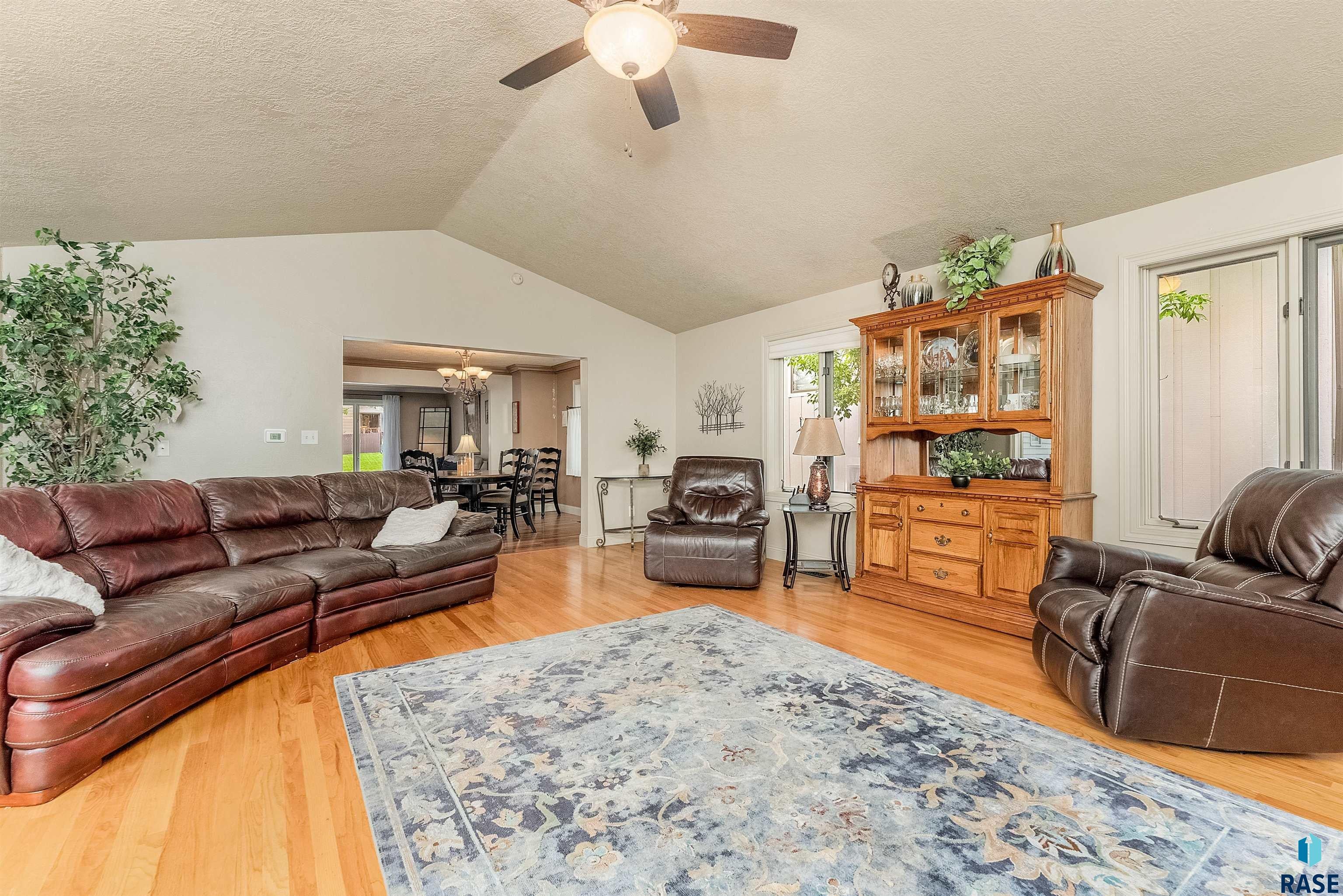 Sioux Falls, South Dakota, 57105, United States, 3 Bedrooms Bedrooms, ,2 BathroomsBathrooms,Residential,For Sale,1926722
