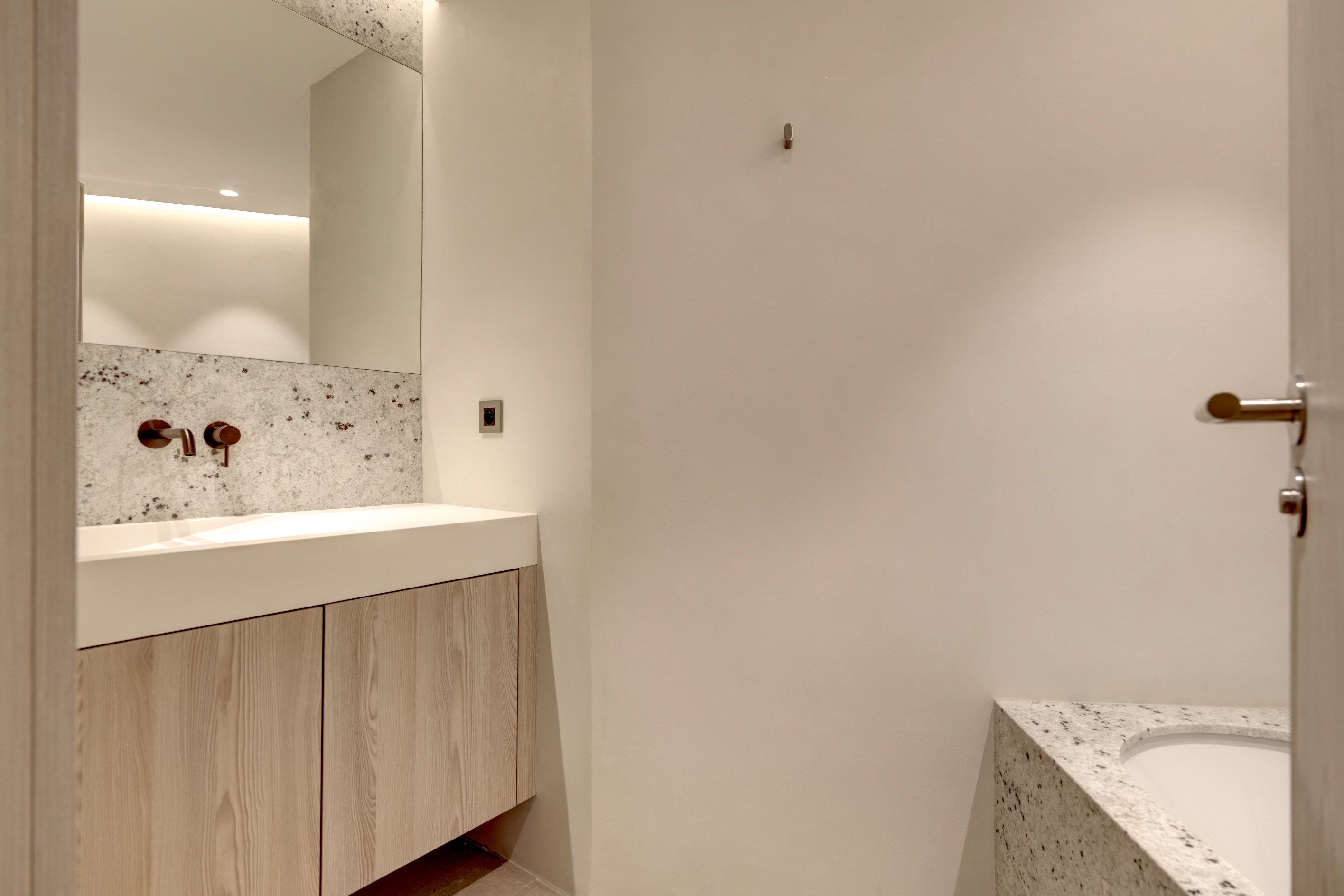  Renovated 113 sqm apartment with terrace and partial sea view - residence with … - 物件實景