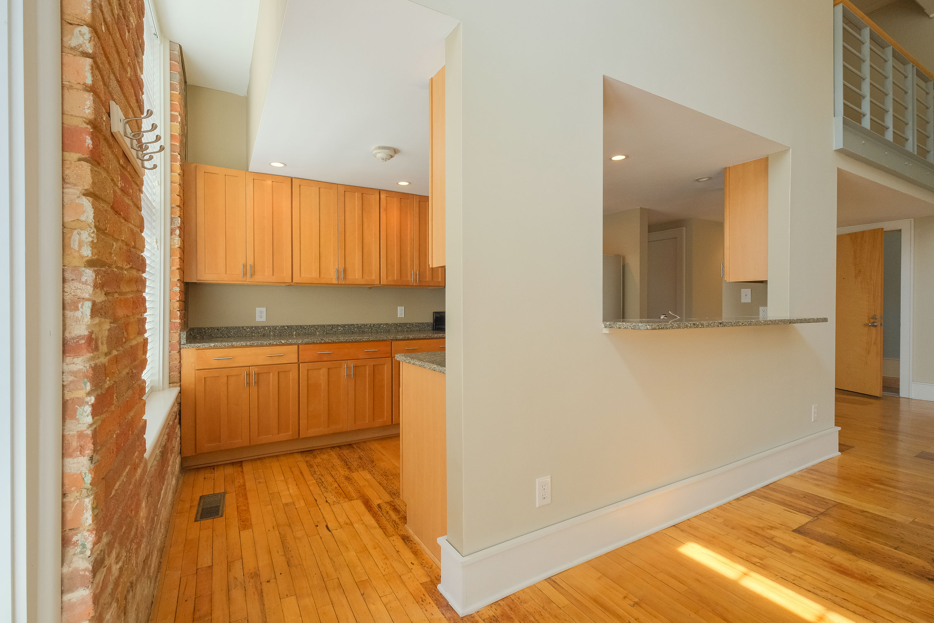  MILL CONDO WITH PRIVATE EXTERIOR ENTRANCE - 物件實景