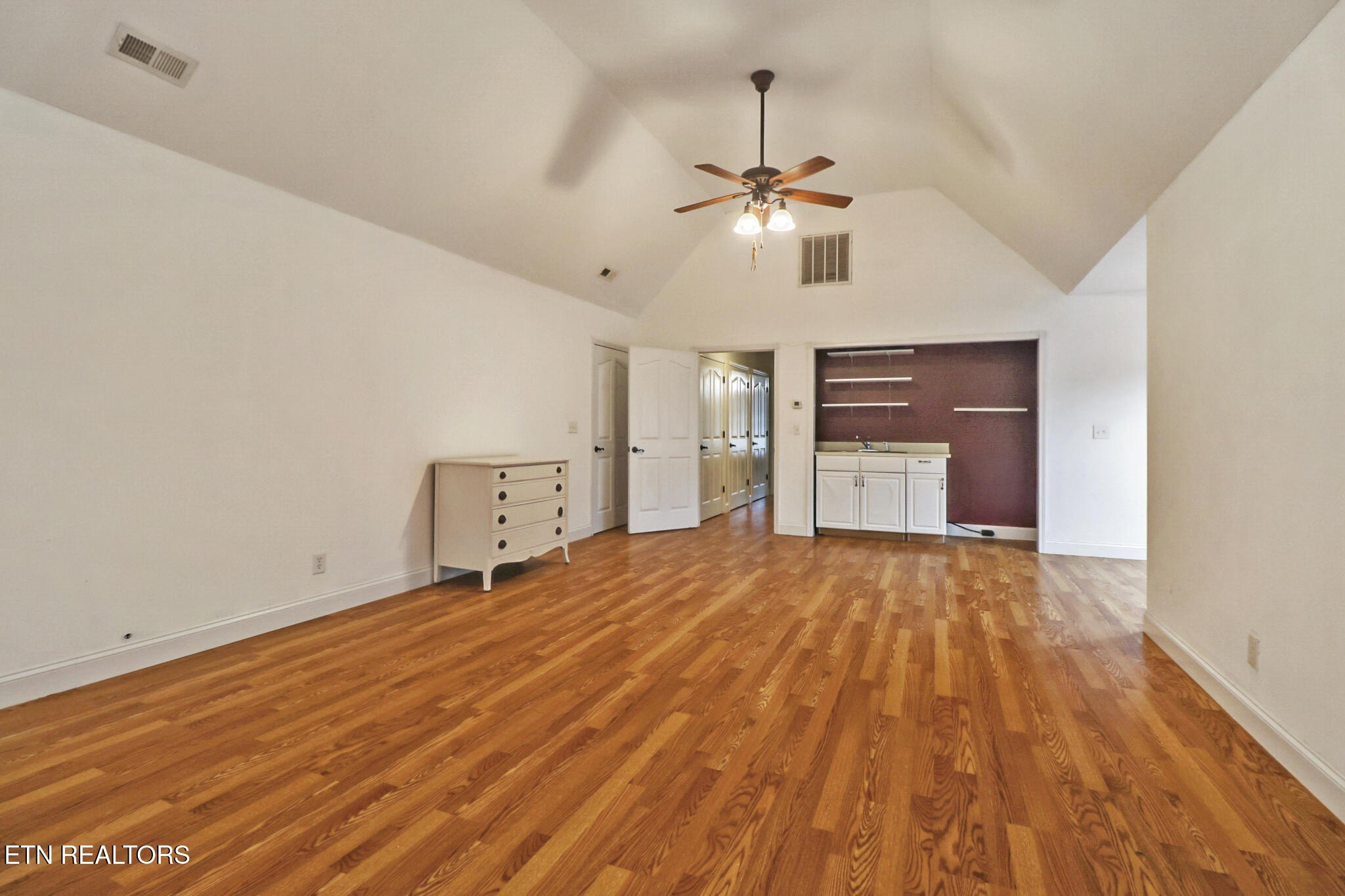 Crossville, Tennessee, 38572, United States, 2 Bedrooms Bedrooms, ,3 BathroomsBathrooms,Residential,For Sale,1998694