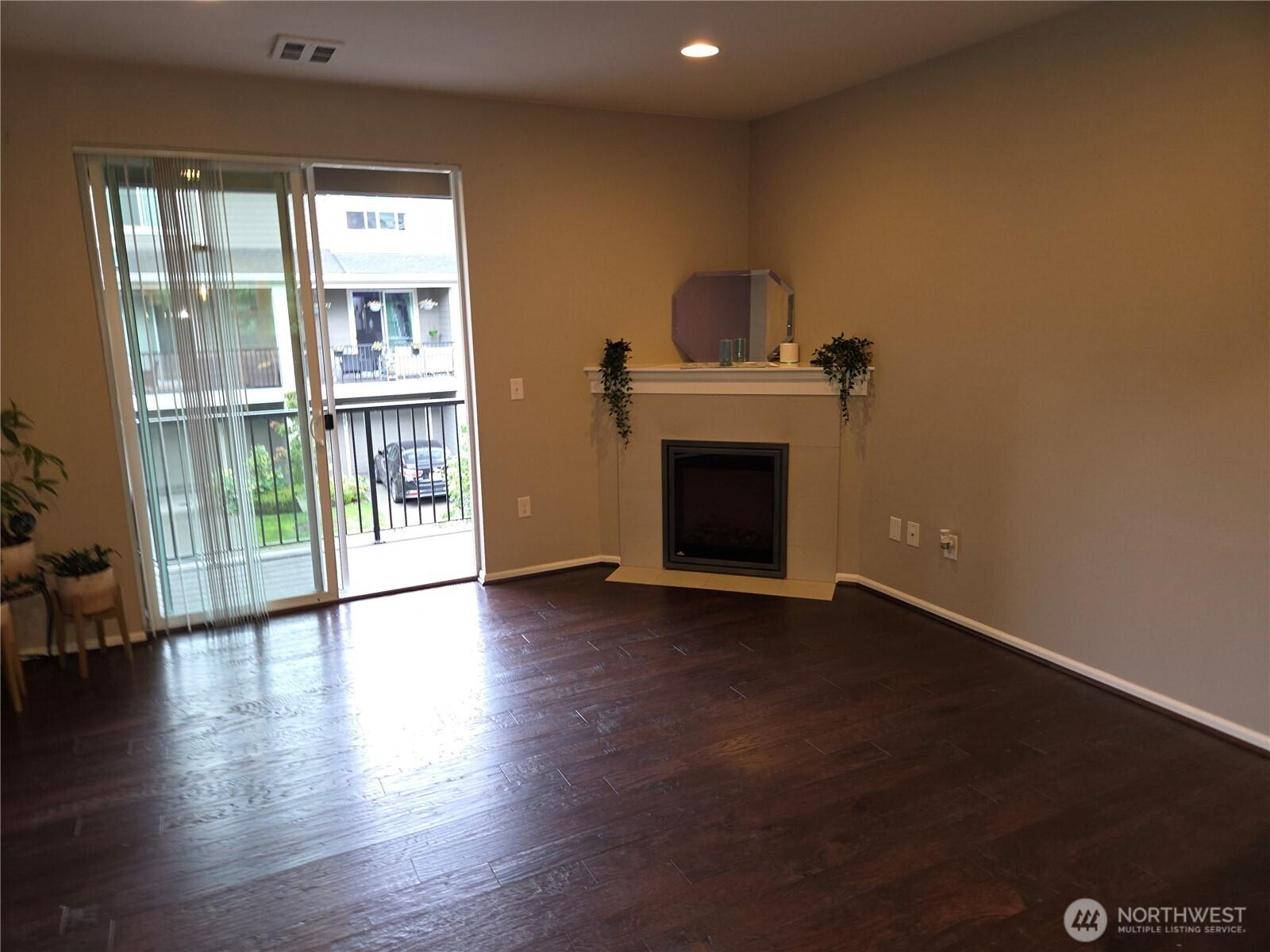 EVERETT, Washington, 98208, United States, 2 Bedrooms Bedrooms, ,3 BathroomsBathrooms,Residential,For Sale,1896693
