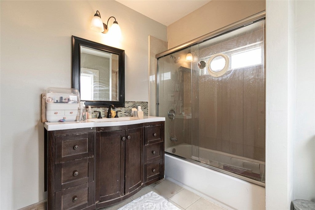 Los Angeles, California, 90006, United States, 5 Bedrooms Bedrooms, ,2 BathroomsBathrooms,Residential,For Sale,1940341