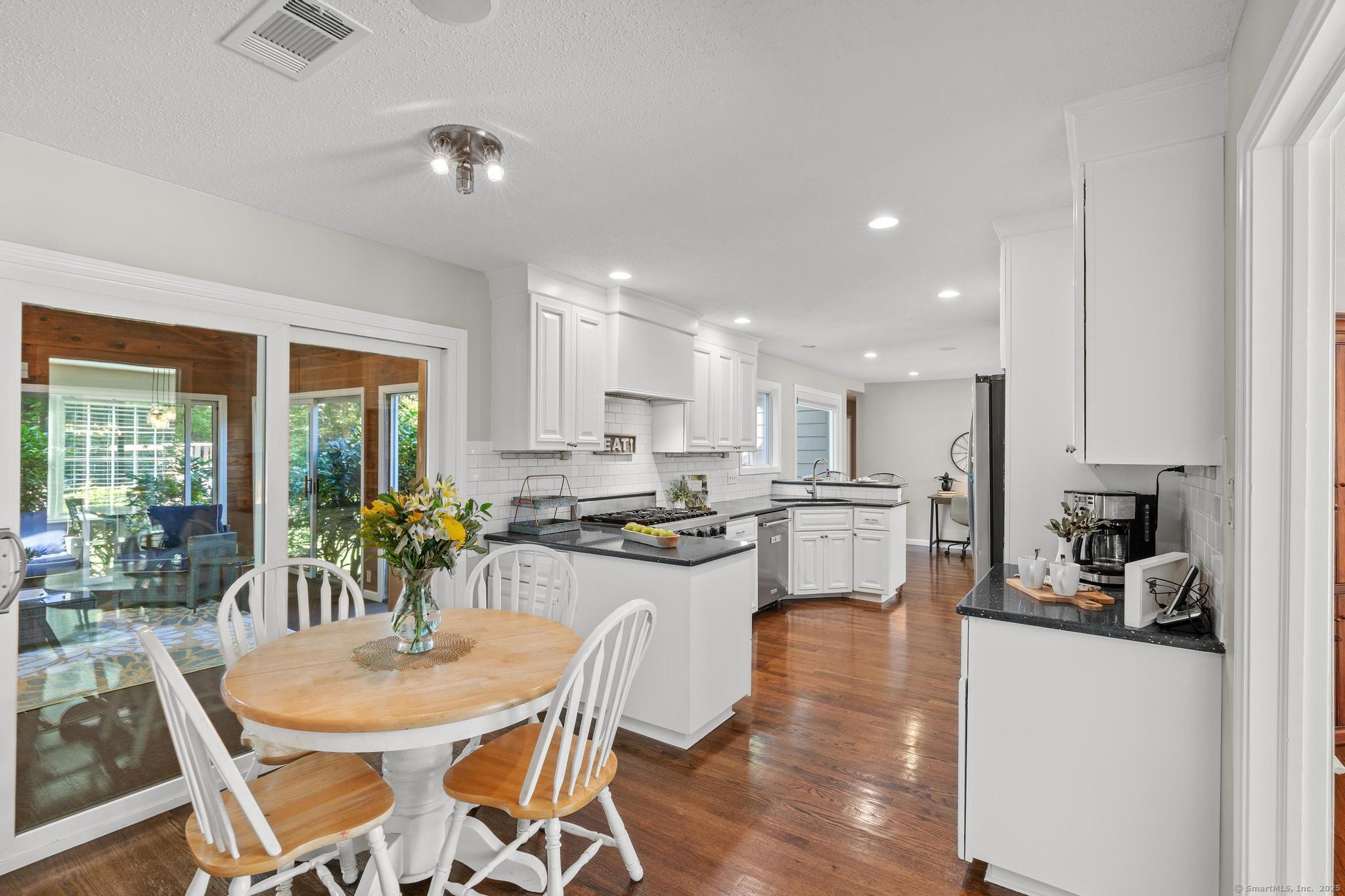 Simsbury, Connecticut, 06092, United States, 4 Bedrooms Bedrooms, ,3 BathroomsBathrooms,Residential,For Sale,1940650