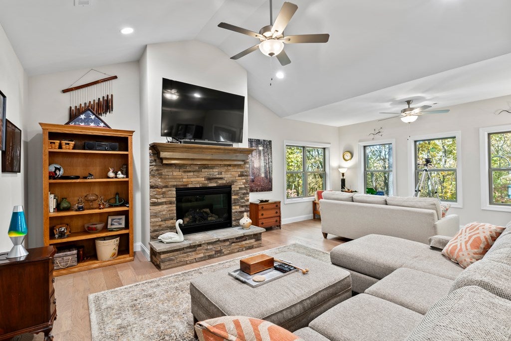 Ellijay, Georgia, 30536, United States, 3 Bedrooms Bedrooms, ,2 BathroomsBathrooms,Residential,For Sale,1987924