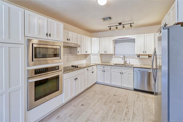 Eufaula, Oklahoma, 74432, United States, 3 Bedrooms Bedrooms, ,3 BathroomsBathrooms,Residential,For Sale,1987326