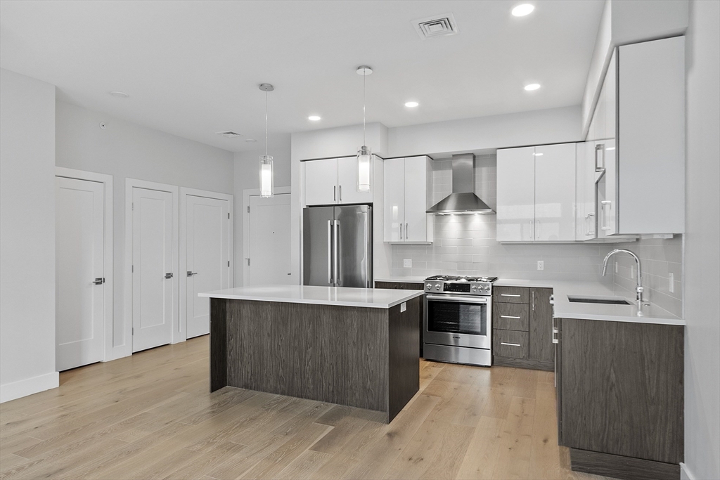 Somerville, Massachusetts, 02143, United States, 2 Bedrooms Bedrooms, ,2 BathroomsBathrooms,Residential,For Sale,1938695