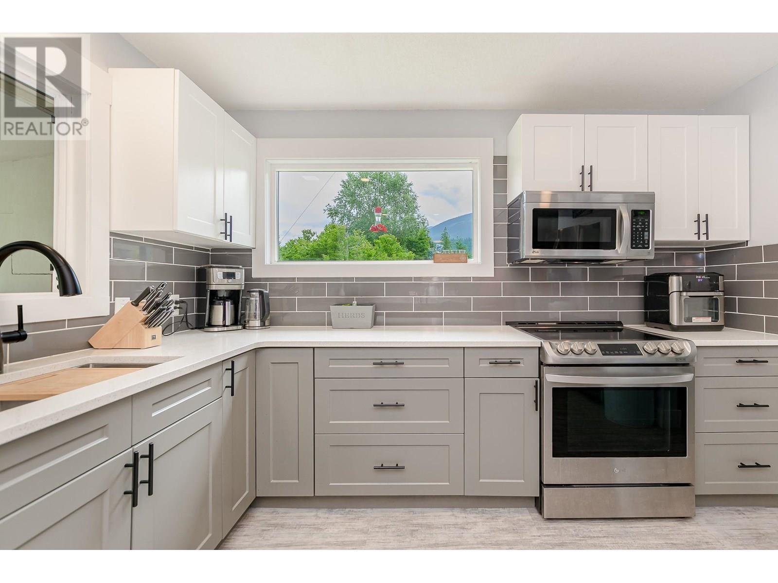 SICAMOUS, British Columbia, V0E 2V4, CA, 3 Bedrooms Bedrooms, ,2 BathroomsBathrooms,Residential,For Sale,1903862