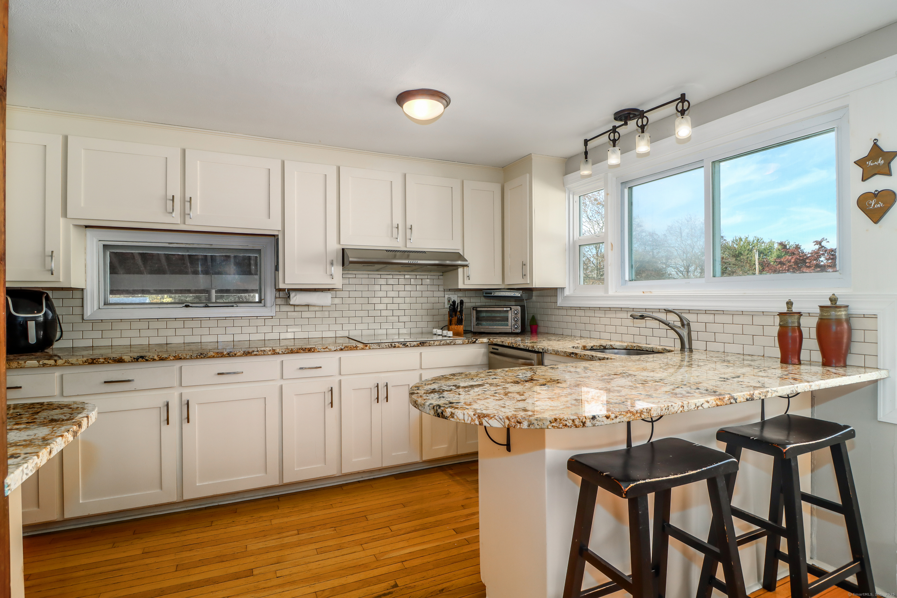 Milford, Connecticut, 06460, United States, 3 Bedrooms Bedrooms, ,2 BathroomsBathrooms,Residential,For Sale,1969052