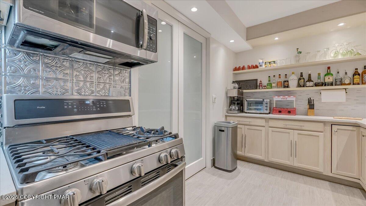 East Stroudsburg, Pennsylvania, 18302, United States, 5 Bedrooms Bedrooms, ,4 BathroomsBathrooms,Residential,For Sale,1980579