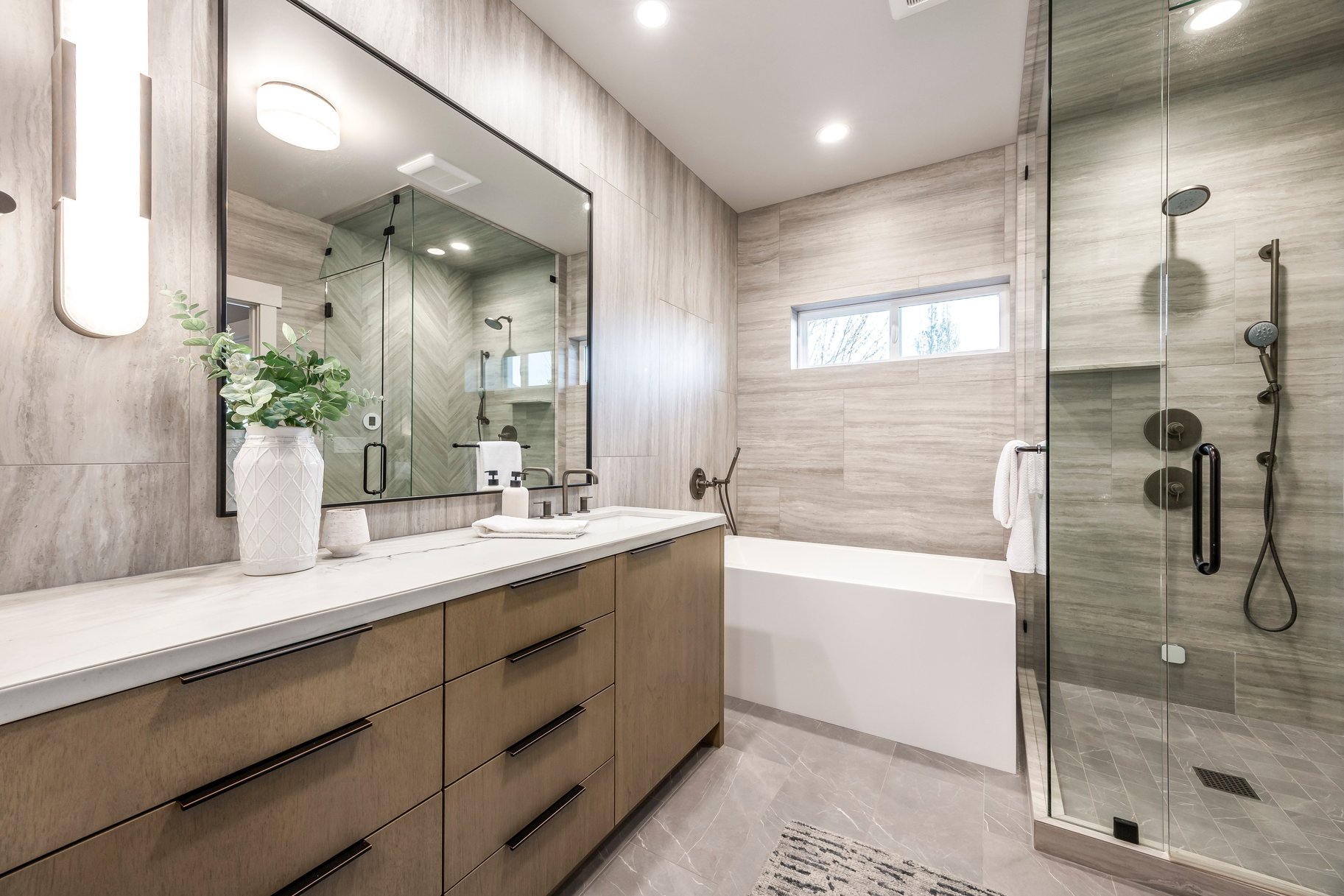  Beautiful Craftsman Rambler With Basement Apartment, Sports Pool and Pool House - 物件實景