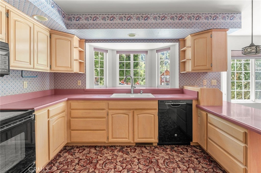 Forest Falls, California, 92339, United States, 2 Bedrooms Bedrooms, ,3 BathroomsBathrooms,Residential,For Sale,1928200