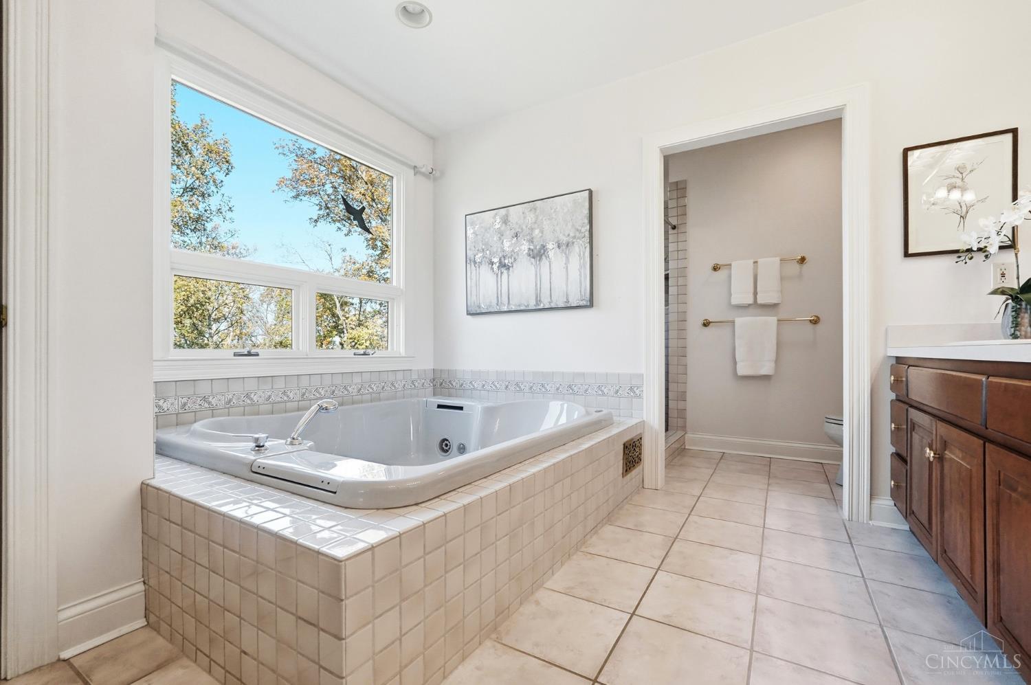 Anderson Twp, Ohio, 45230, United States, 5 Bedrooms Bedrooms, ,6 BathroomsBathrooms,Residential,For Sale,1988245